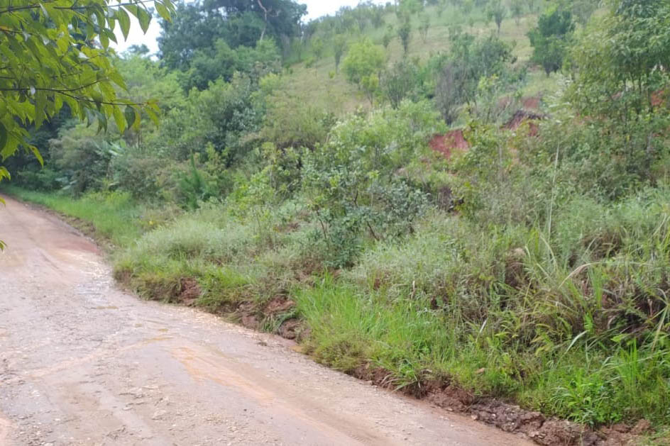 DER está com maquinário mobilizado na PR-090, em trecho atingido por queda de barreira