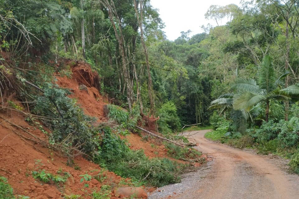 DER está com maquinário mobilizado na PR-090, em trecho atingido por queda de barreira