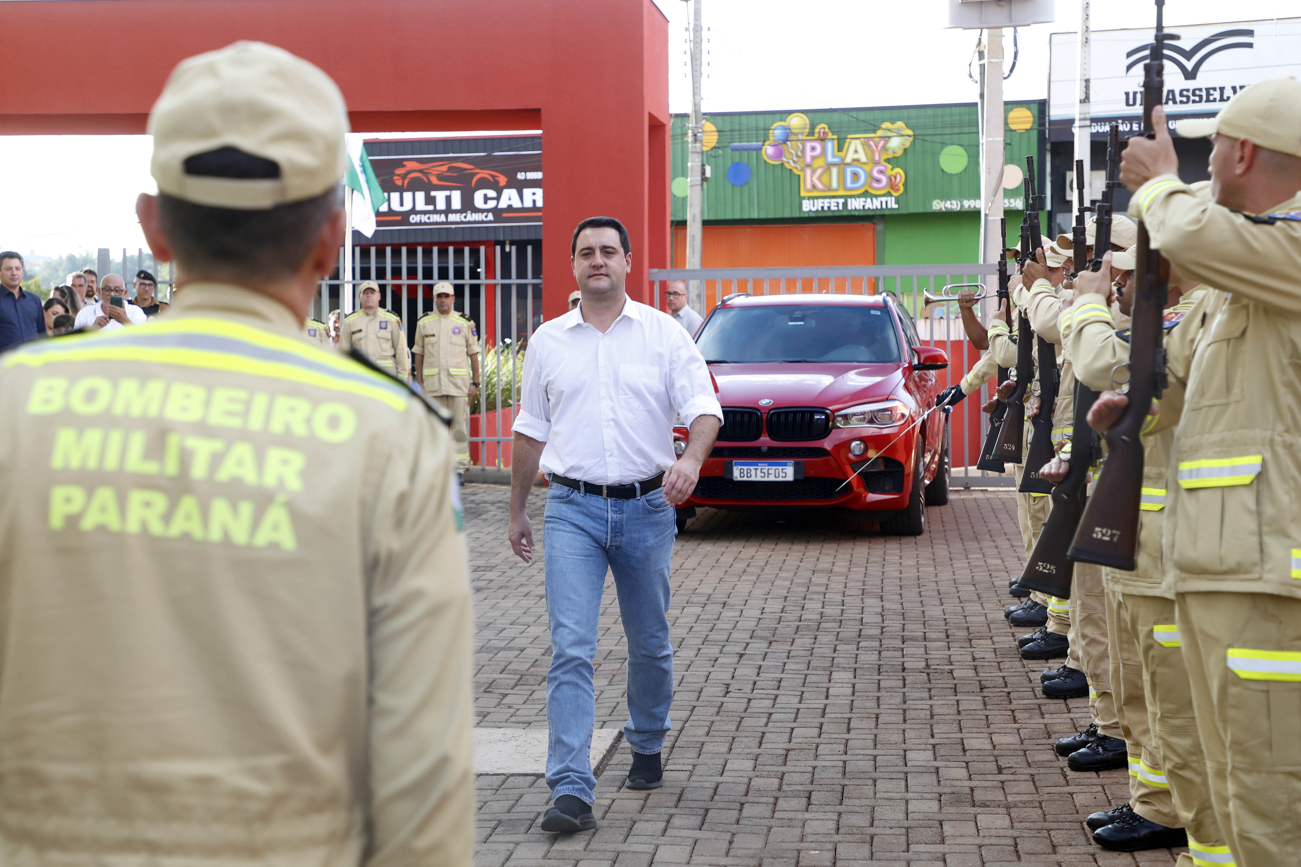 Com um investimento de R$ 8,5 milhões do Governo do Estado, foi inaugurada a nova sede do 1° Subgrupamento de Bombeiros Independente (SGBI) de Ivaiporã nesta quinta-feira (04), data que também marca o Dia Internacional do Bombeiro. O evento contou com a presença do governador Carlos Massa Ratinho Junior, que também anunciou a conclusão da nova Estação de Tratamento de Esgoto da Sanepar na cidade, além de uma série de novos investimentos que beneficiam toda a região do Vale do Ivaí.