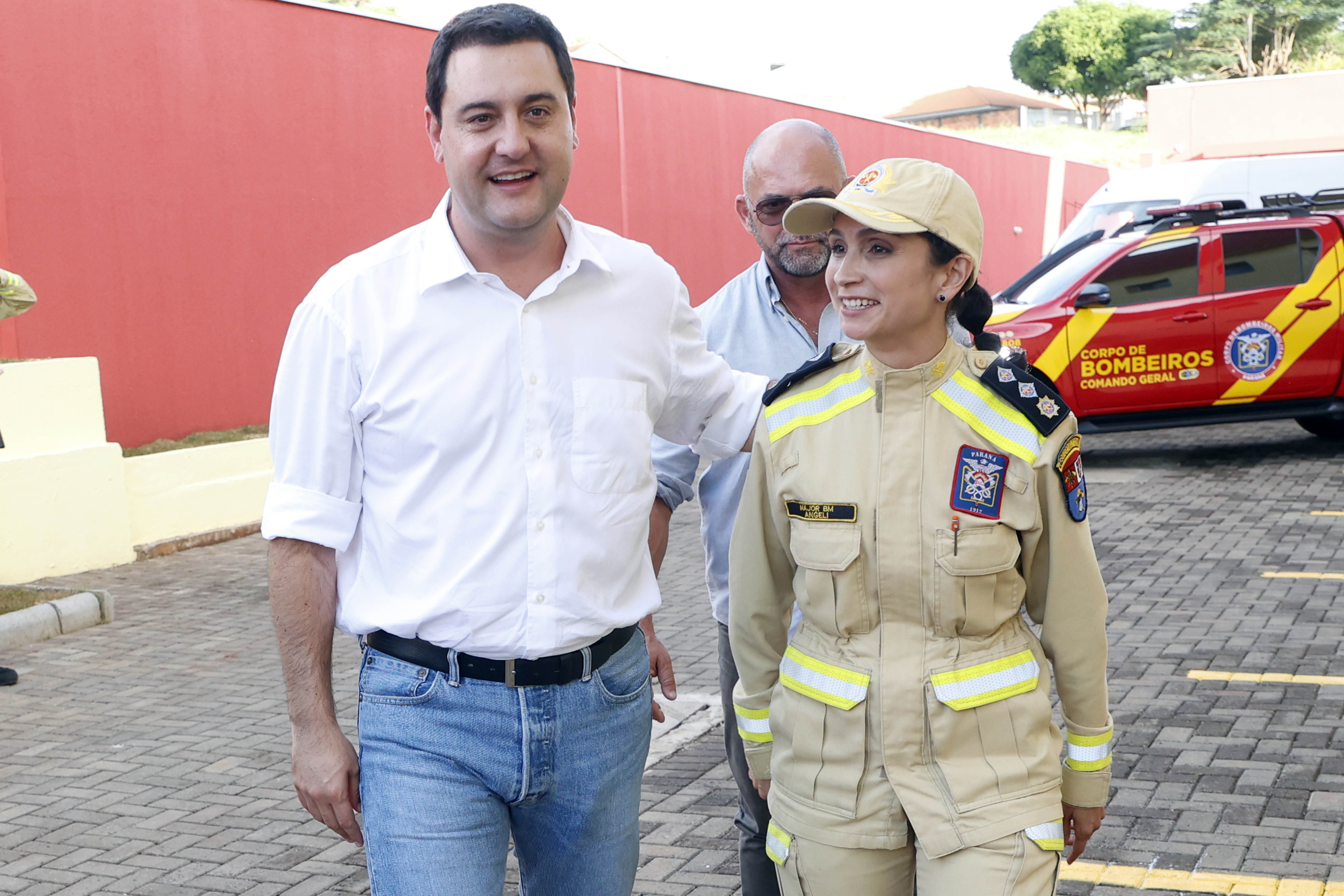 Com um investimento de R$ 8,5 milhões do Governo do Estado, foi inaugurada a nova sede do 1° Subgrupamento de Bombeiros Independente (SGBI) de Ivaiporã nesta quinta-feira (04), data que também marca o Dia Internacional do Bombeiro. O evento contou com a presença do governador Carlos Massa Ratinho Junior, que também anunciou a conclusão da nova Estação de Tratamento de Esgoto da Sanepar na cidade, além de uma série de novos investimentos que beneficiam toda a região do Vale do Ivaí.