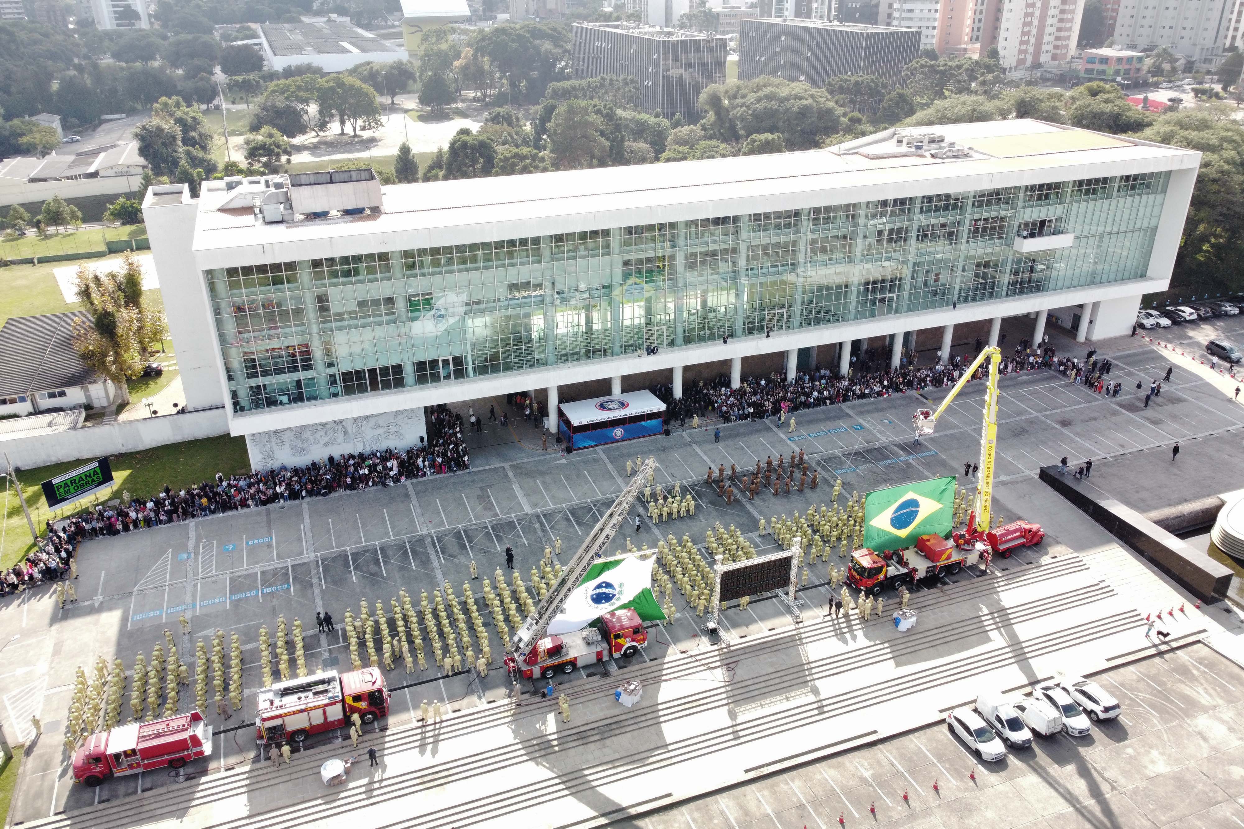 Nesta quinta-feira (25), mais 419 novos profissionais passaram a integrar o Corpo de Bombeiros Militar do Paraná. A formatura aconteceu no Palácio Iguaçu, com a presença do governador Carlos Massa Ratinho Junior, que destacou o fato desta ser a maior contratação nos últimos 10 anos, além de ser a primeira que ocorre após a autonomia da corporação, aprovada em dezembro de 2022.