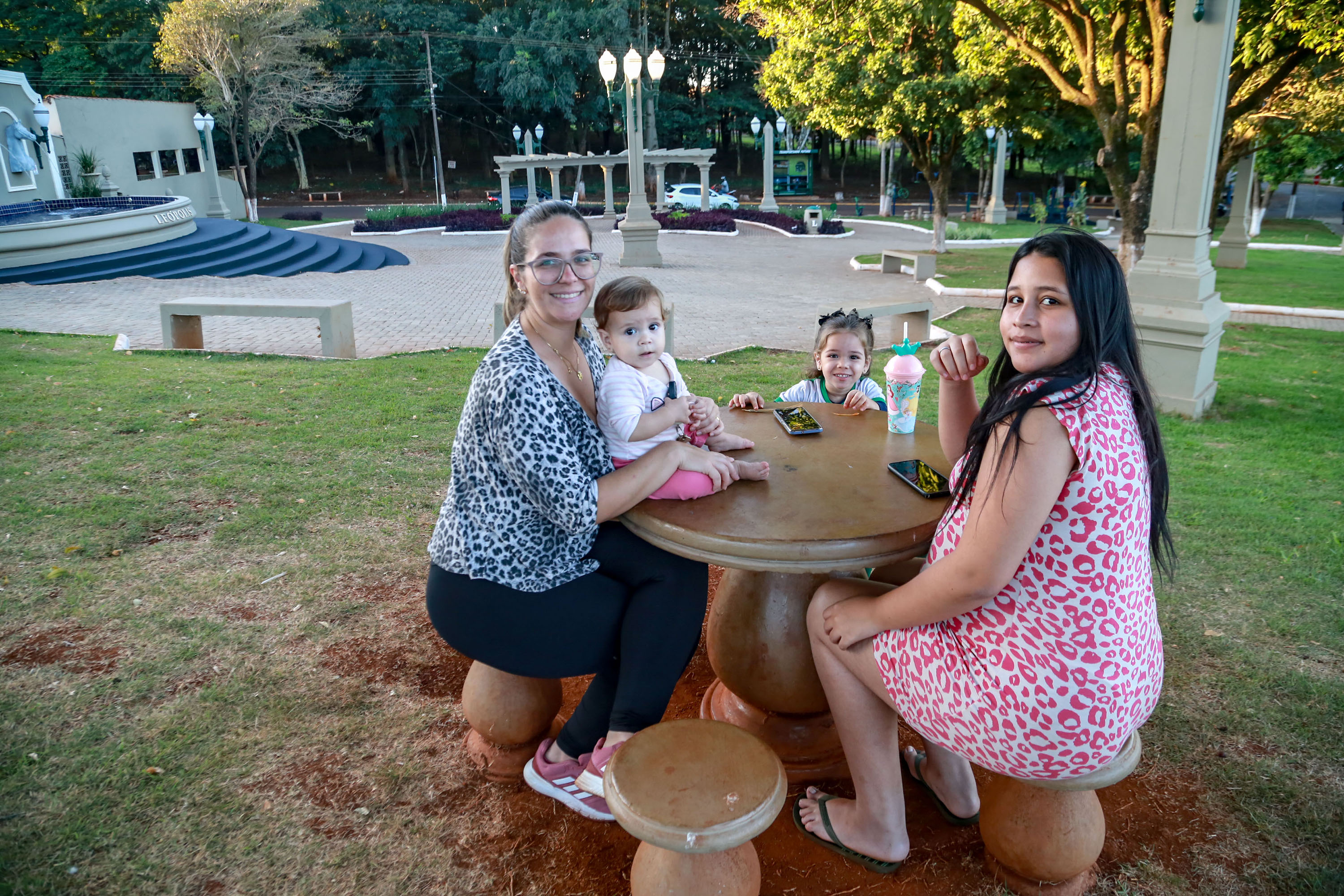 Desde que foi reformada, ampliada e entregue, em outubro do ano passado, a Praça Antônio Geraldo Mendes tornou-se ponto de encontro para os moradores de Leópolis, município de 4.145 habitantes no Norte do Paraná.