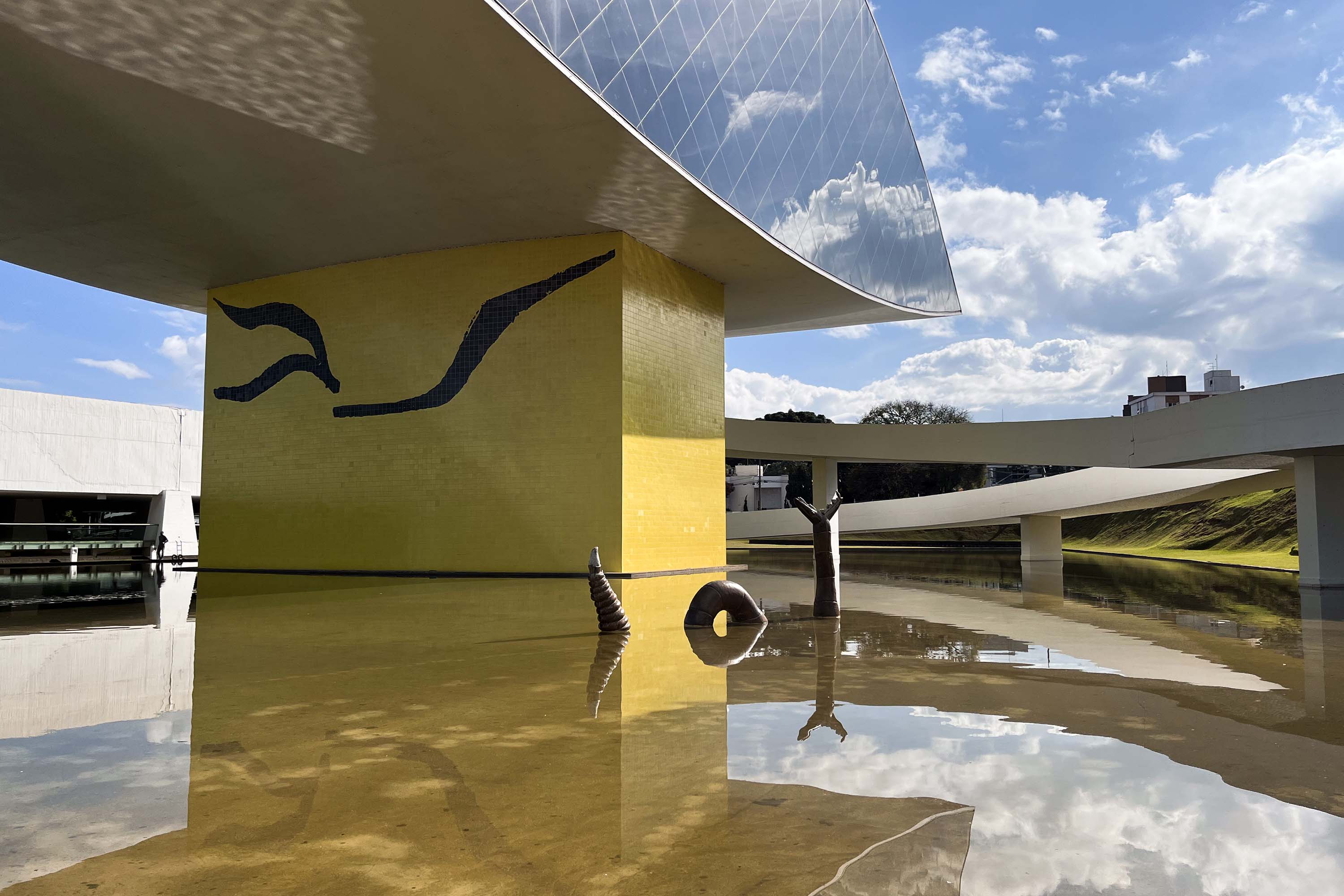 MON realiza restauro em obras de arte da área externa