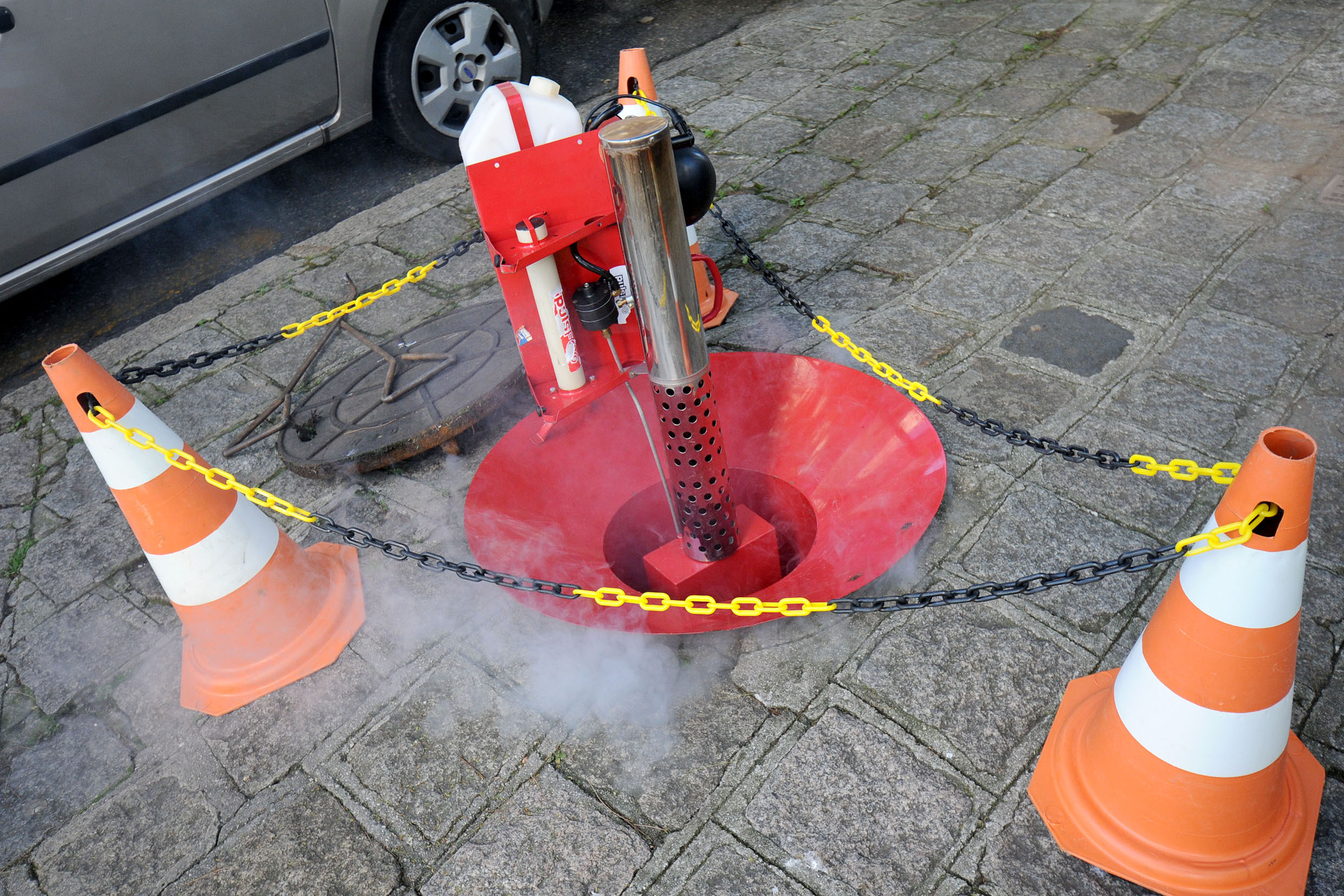 Teste de fumaça ajuda a identificar ligações irregulares na rede de esgoto