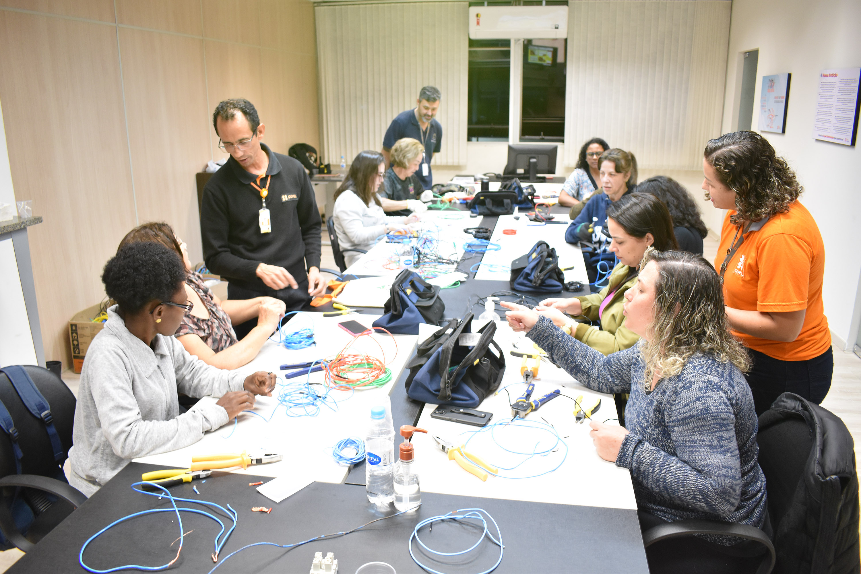 Mulheres aprendem noções de elétrica predial em curso gratuito em Londrina