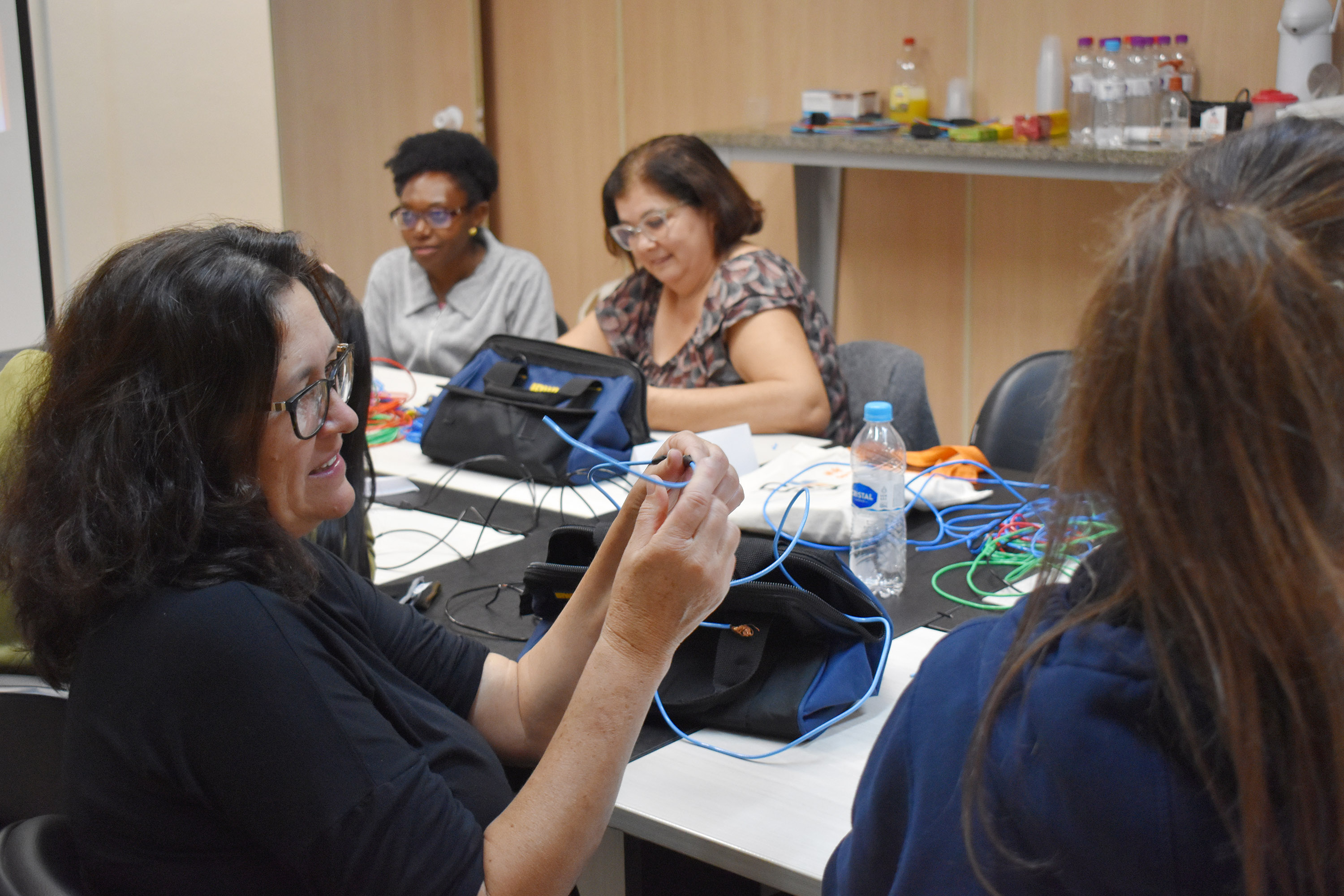 Mulheres aprendem noções de elétrica predial em curso gratuito em Londrina