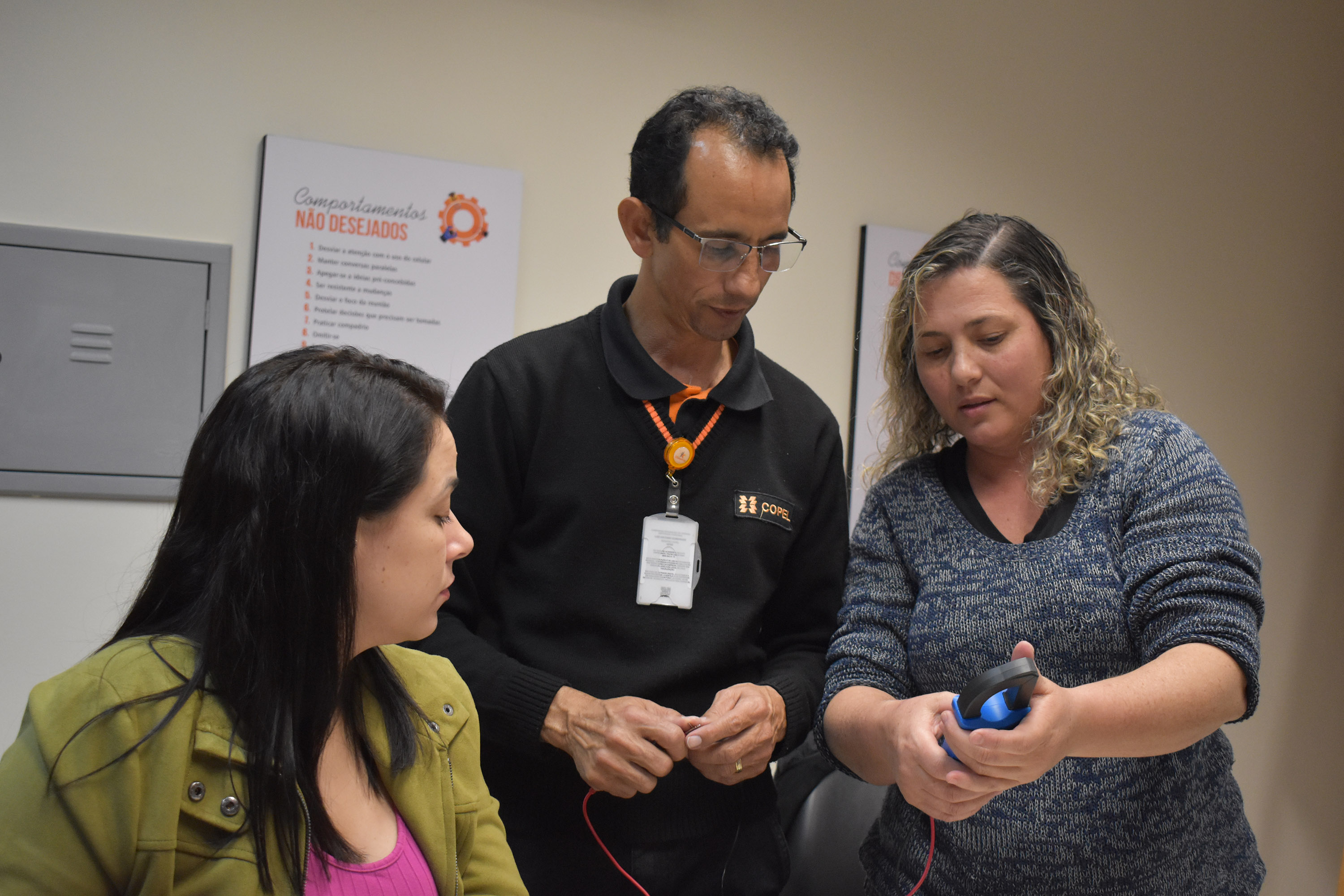 Mulheres aprendem noções de elétrica predial em curso gratuito em Londrina