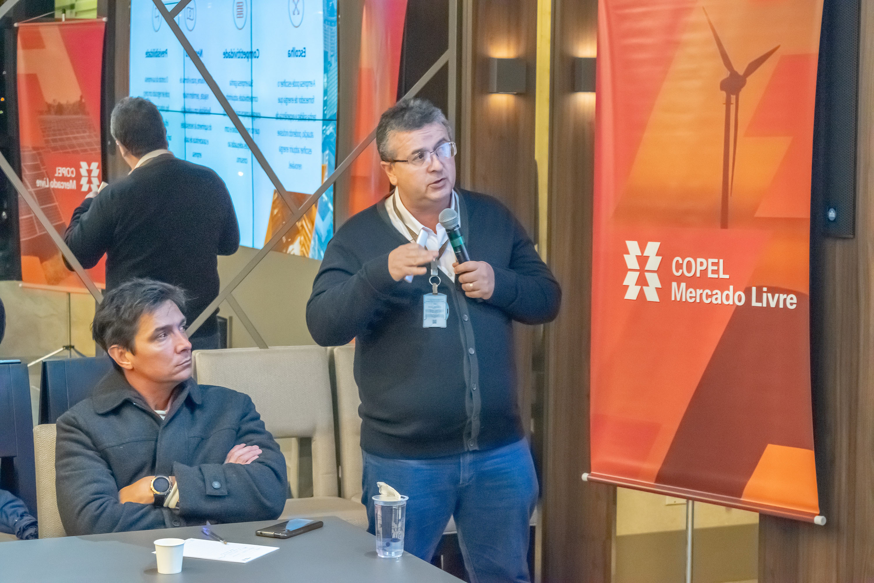 Empresários de Curitiba participam de evento sobre como economizar energia no mercado livre