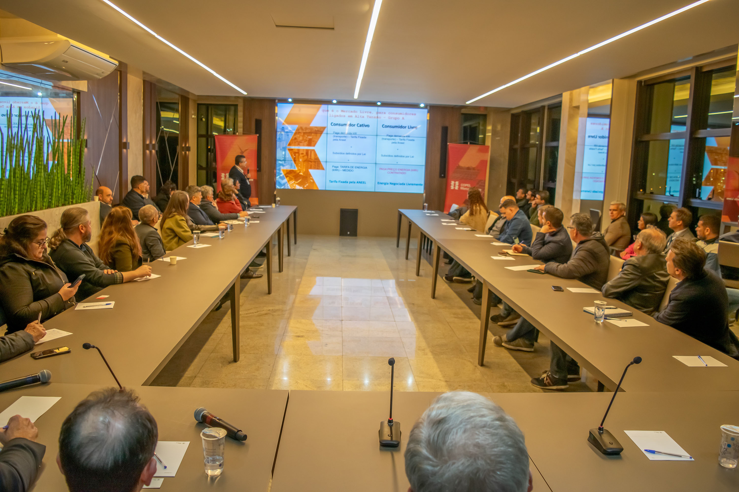 Empresários de Curitiba participam de evento sobre como economizar energia no mercado livre