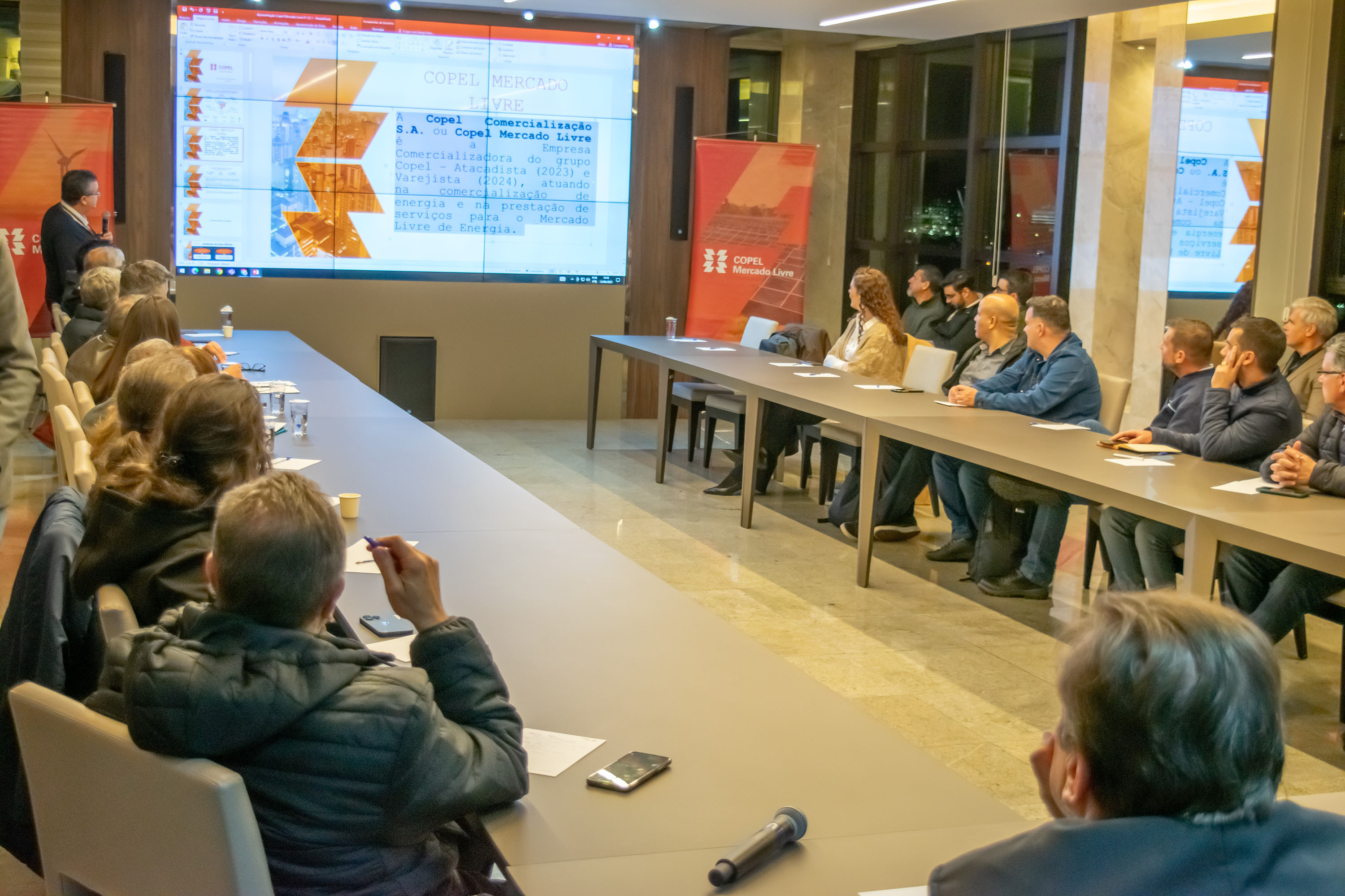 Empresários de Curitiba participam de evento sobre como economizar energia no mercado livre