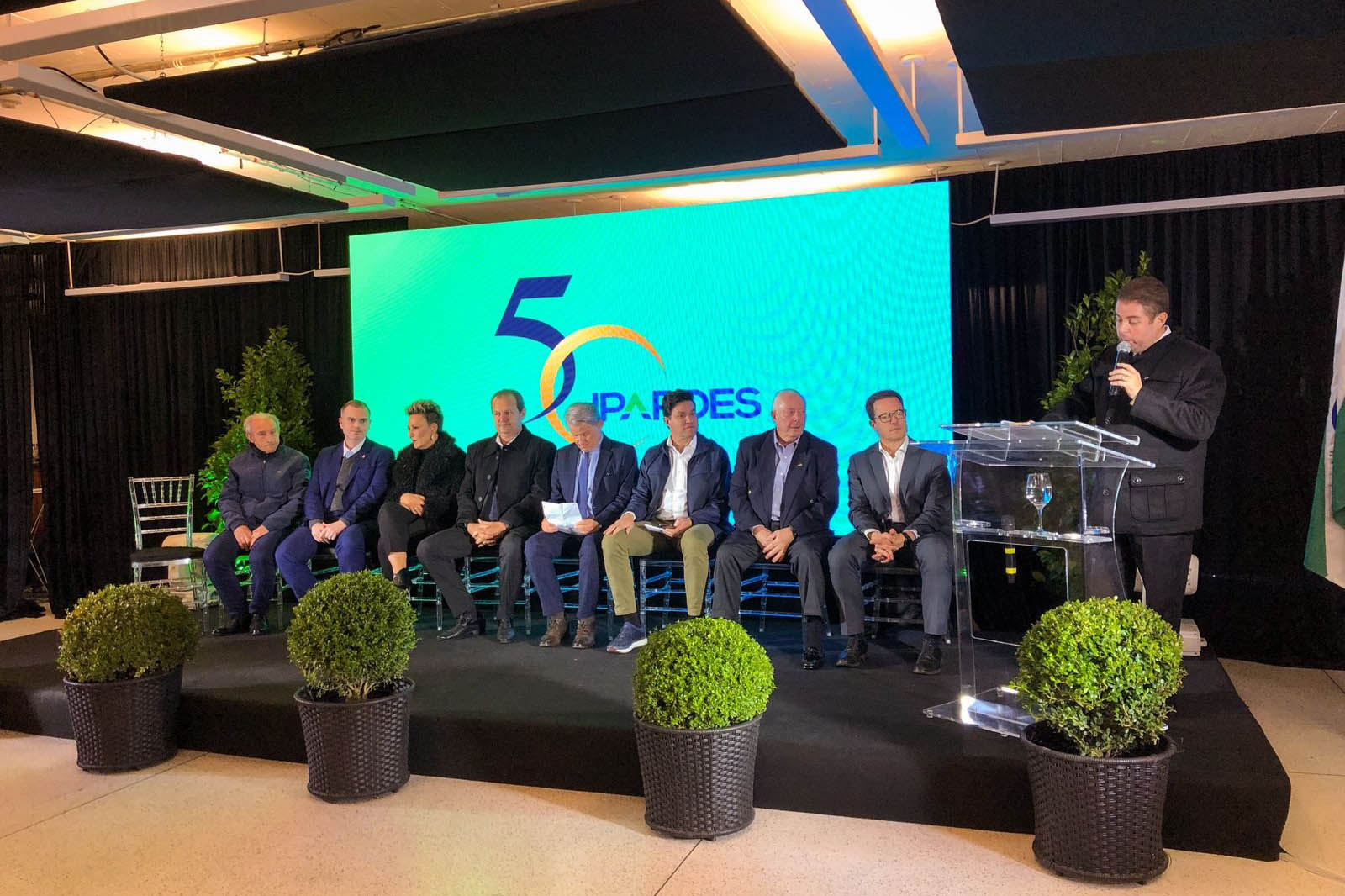 IPARDES ALex Adam SEPL Presidente Jorge Callado ao centro, com secere tario Guto Silva e ladeado de ex presidentes da instituicao