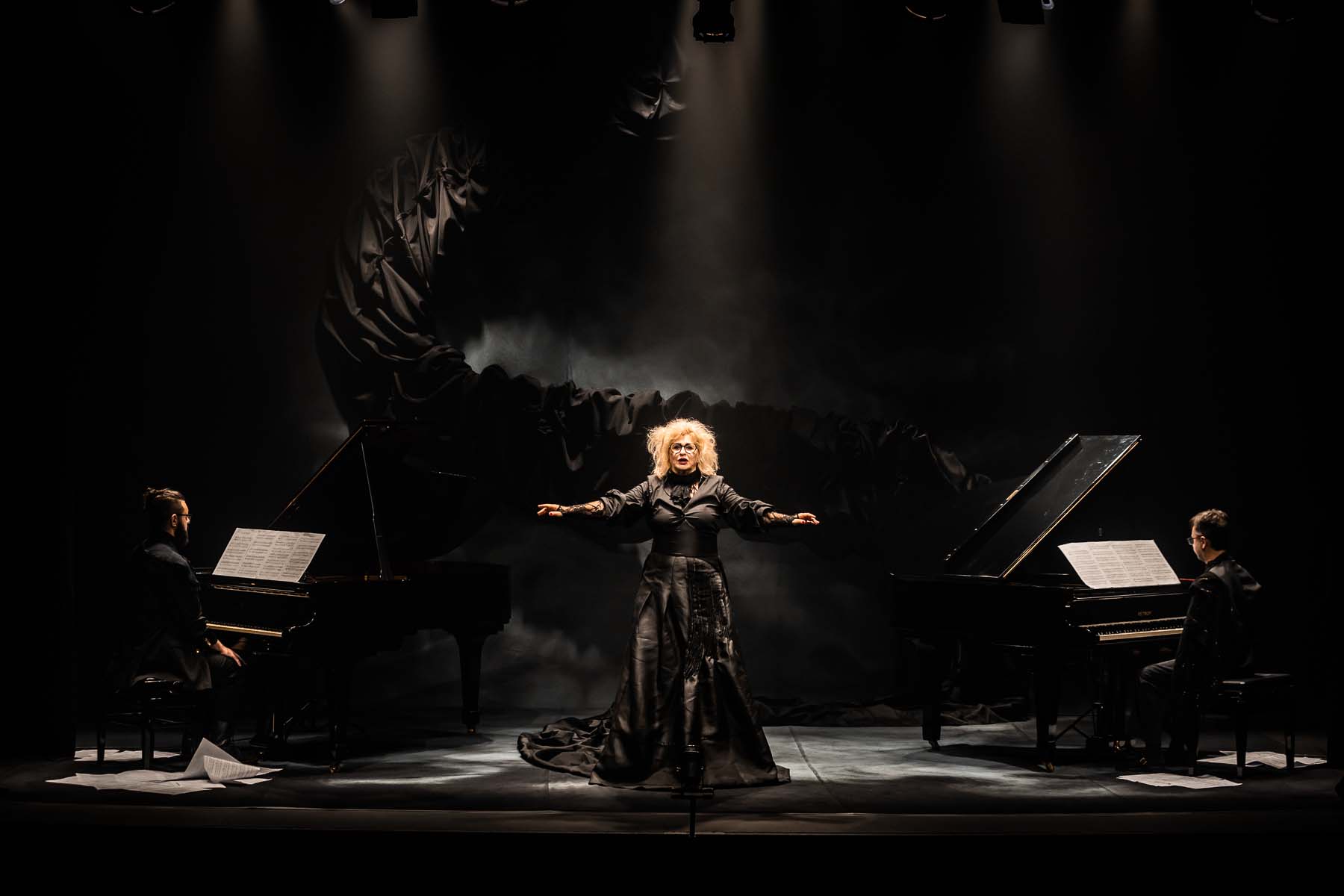 Curitiba recebe até este domingo (30) o espetáculo “A Aforista”, aclamado no Rio de Janeiro, São Paulo, Brasília e Belo Horizonte pela crítica e público.