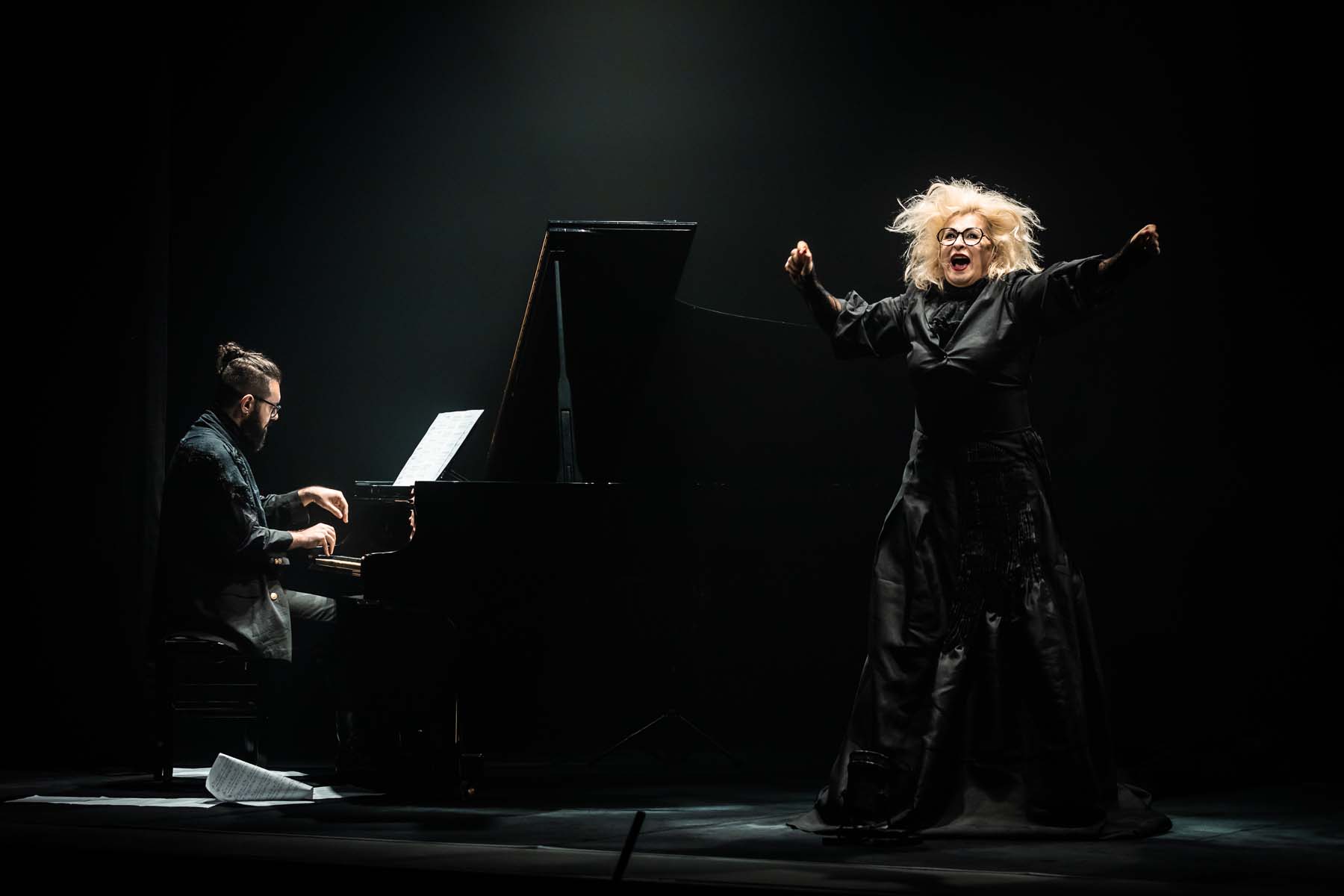 Curitiba recebe até este domingo (30) o espetáculo “A Aforista”, aclamado no Rio de Janeiro, São Paulo, Brasília e Belo Horizonte pela crítica e público.