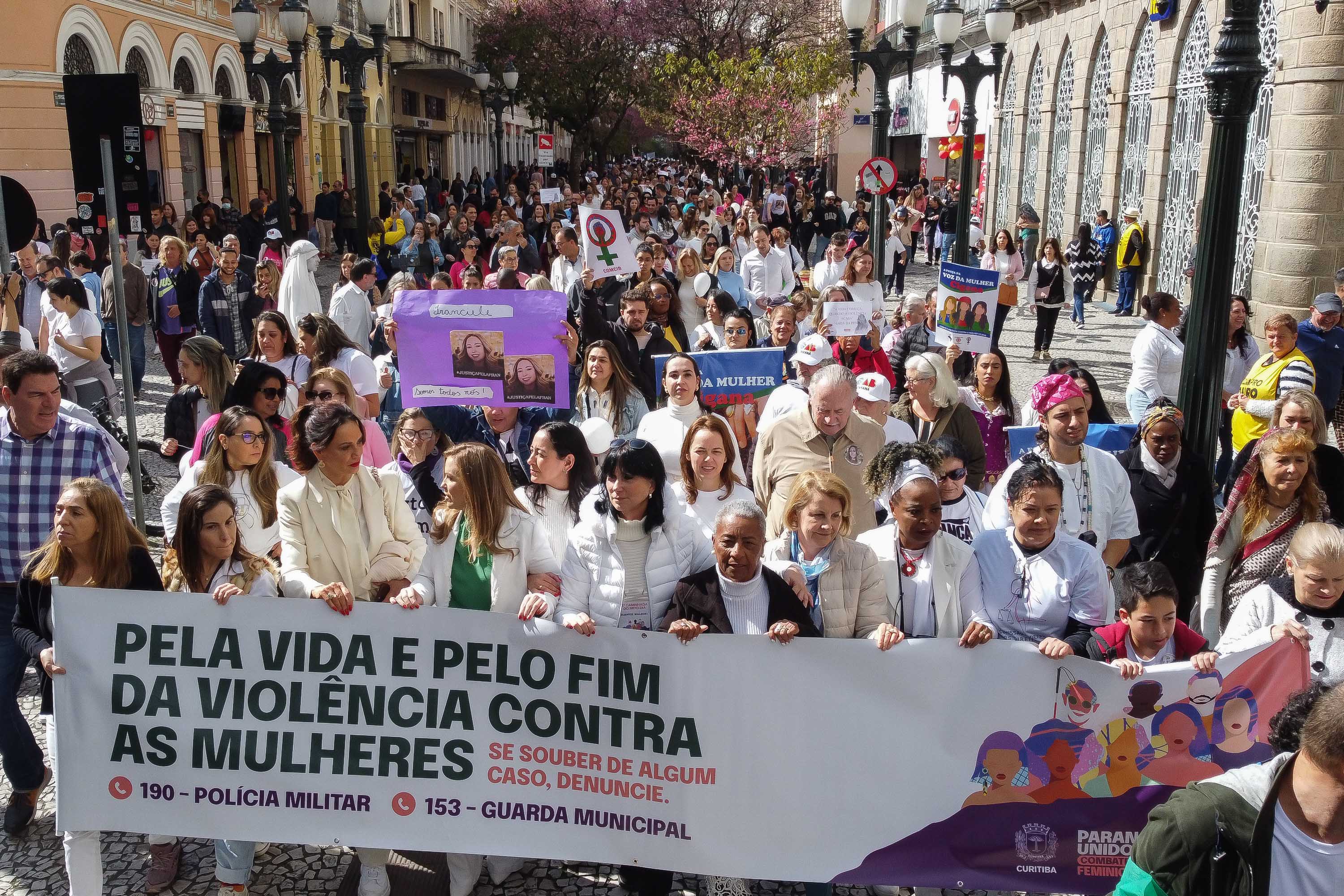 Curitiba, 22 de julho de 2023 - Dentro da programação da Campanha Paraná Unido no Combate ao Feminicídio, promovido pelo Governo do Estado, aconteceu caminhada pela Rua XV de Novembro, centro de Curitiba, com a participação da modelo Luiza Brunet.