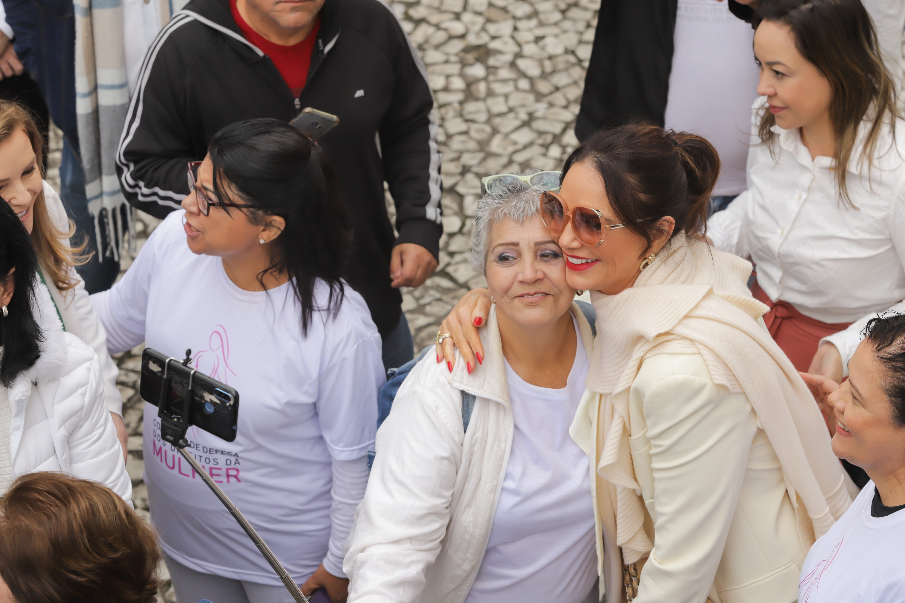Curitiba, 22 de julho de 2023 - Dentro da programação da Campanha Paraná Unido no Combate ao Feminicídio, promovido pelo Governo do Estado, aconteceu caminhada pela Rua XV de Novembro, centro de Curitiba, com a participação da modelo Luiza Brunet.