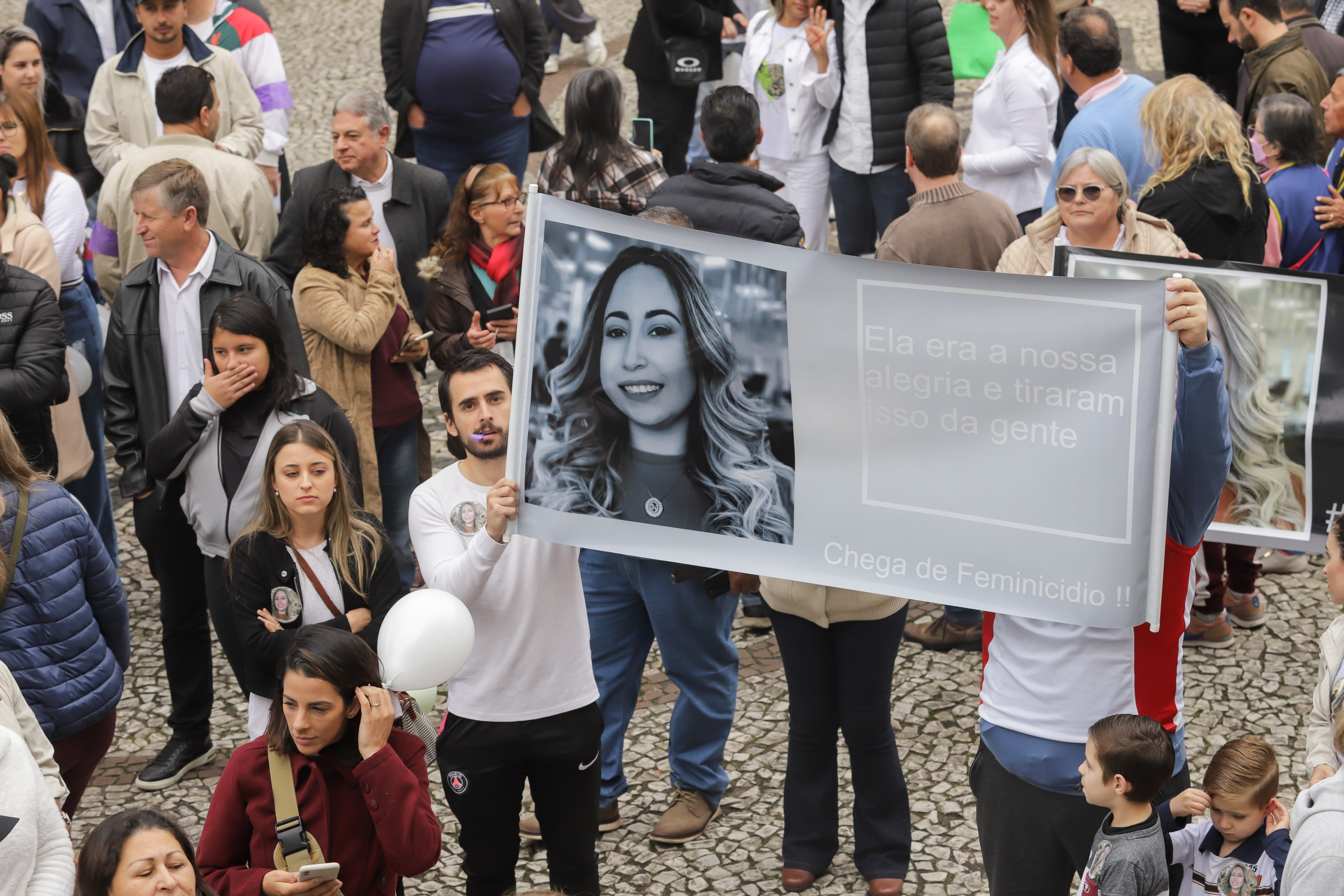 Curitiba, 22 de julho de 2023 - Dentro da programação da Campanha Paraná Unido no Combate ao Feminicídio, promovido pelo Governo do Estado, aconteceu caminhada pela Rua XV de Novembro, centro de Curitiba, com a participação da modelo Luiza Brunet.