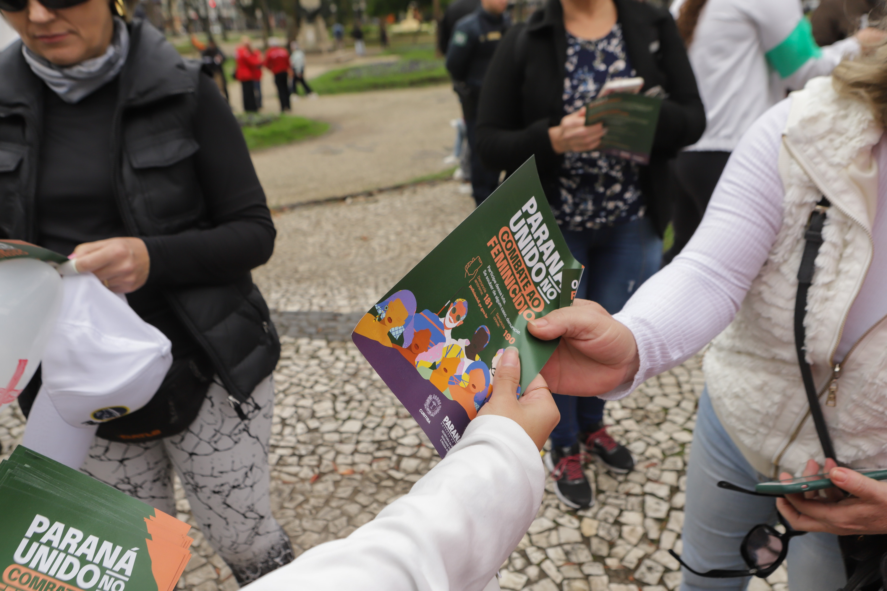 Curitiba, 22 de julho de 2023 - Dentro da programação da Campanha Paraná Unido no Combate ao Feminicídio, promovido pelo Governo do Estado, aconteceu caminhada pela Rua XV de Novembro, centro de Curitiba, com a participação da modelo Luiza Brunet.