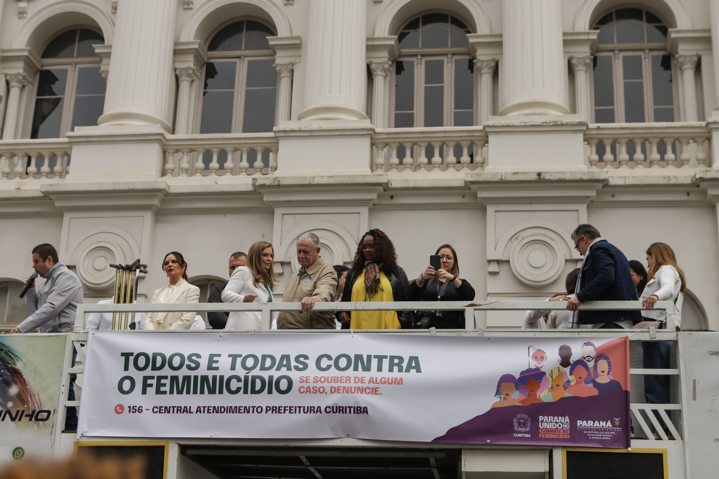 Curitiba, 22 de julho de 2023 - Dentro da programação da Campanha Paraná Unido no Combate ao Feminicídio, promovido pelo Governo do Estado, aconteceu caminhada pela Rua XV de Novembro, centro de Curitiba, com a participação da modelo Luiza Brunet.