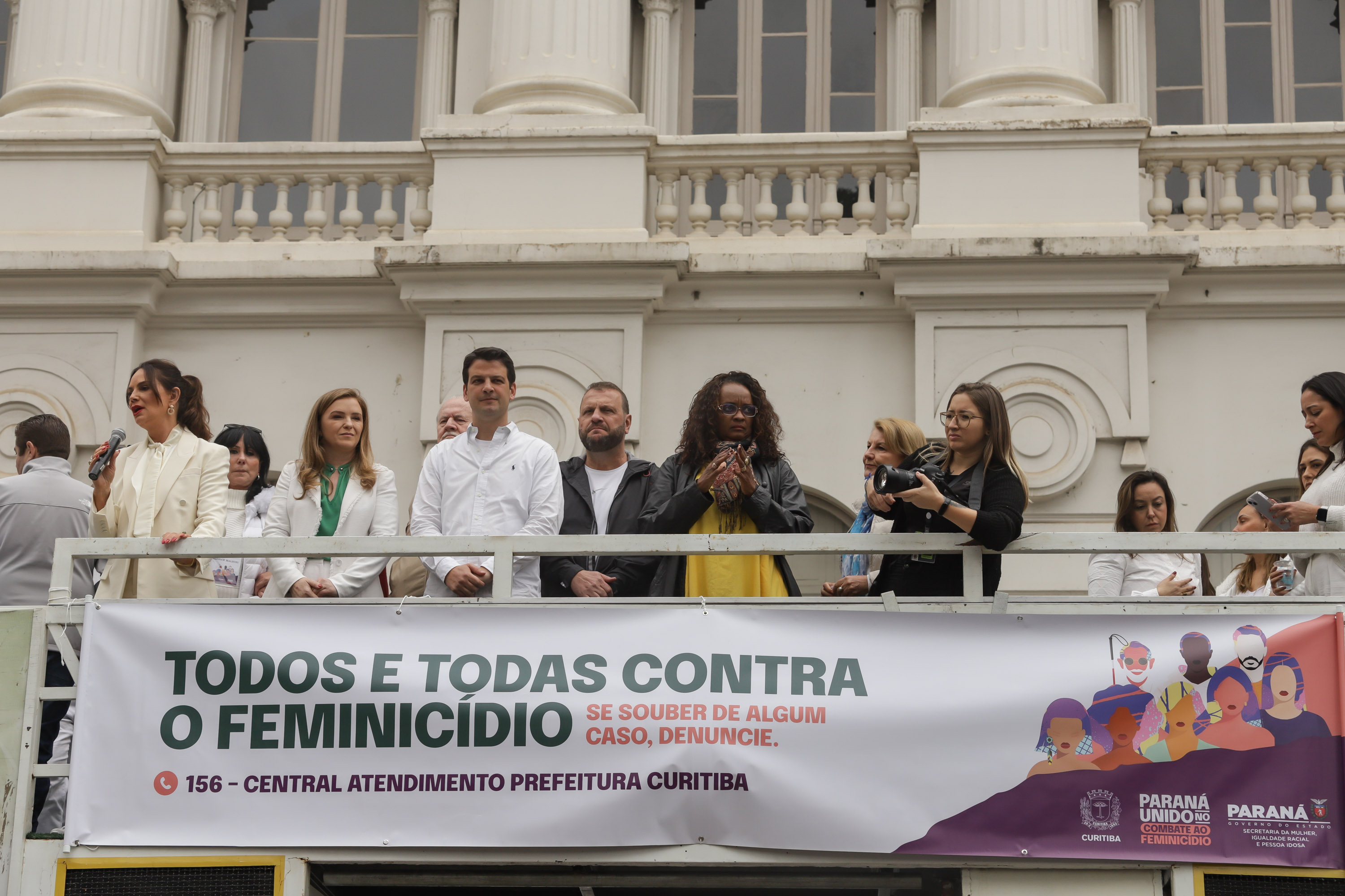 Curitiba, 22 de julho de 2023 - Dentro da programação da Campanha Paraná Unido no Combate ao Feminicídio, promovido pelo Governo do Estado, aconteceu caminhada pela Rua XV de Novembro, centro de Curitiba, com a participação da modelo Luiza Brunet.