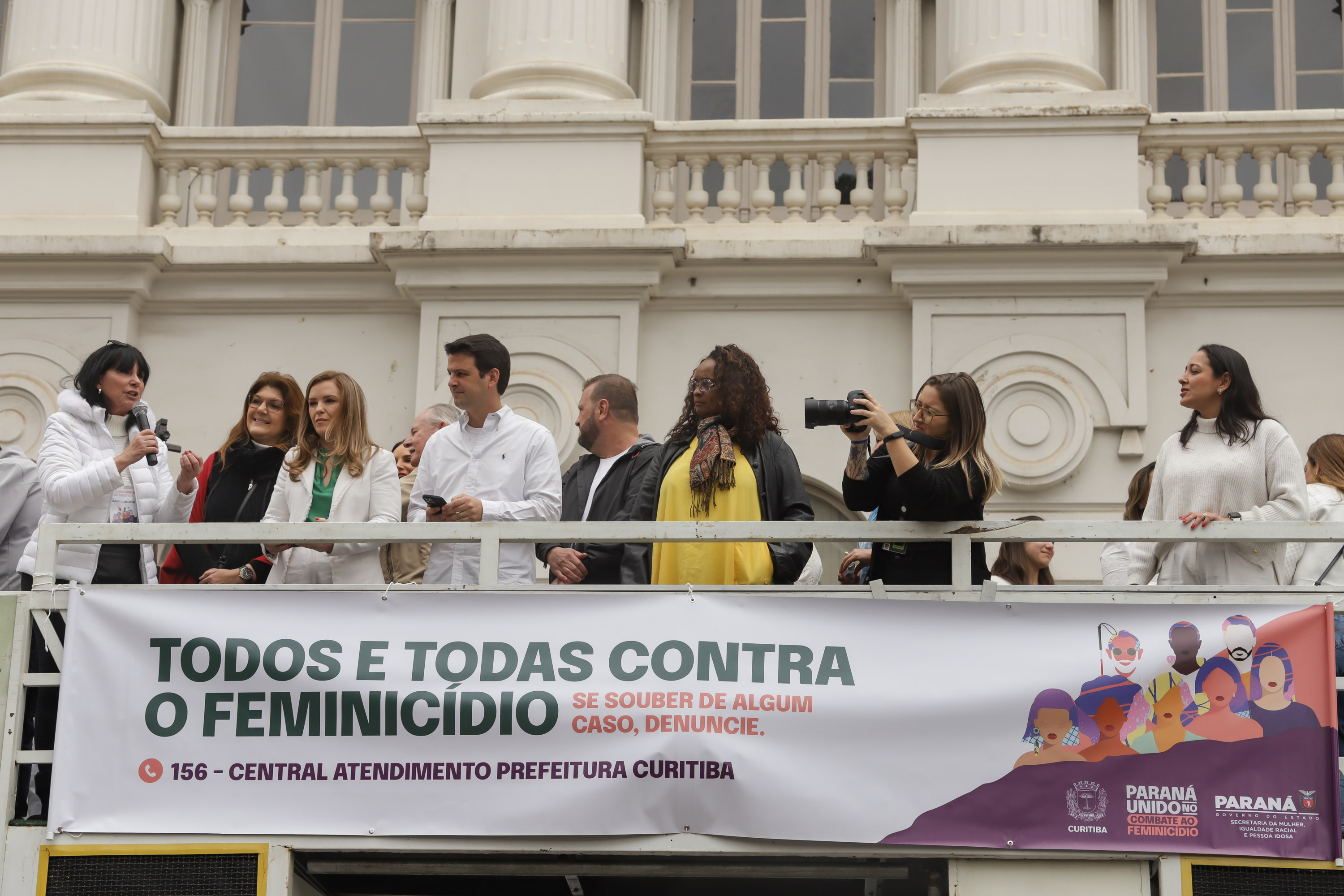 Curitiba, 22 de julho de 2023 - Dentro da programação da Campanha Paraná Unido no Combate ao Feminicídio, promovido pelo Governo do Estado, aconteceu caminhada pela Rua XV de Novembro, centro de Curitiba, com a participação da modelo Luiza Brunet.