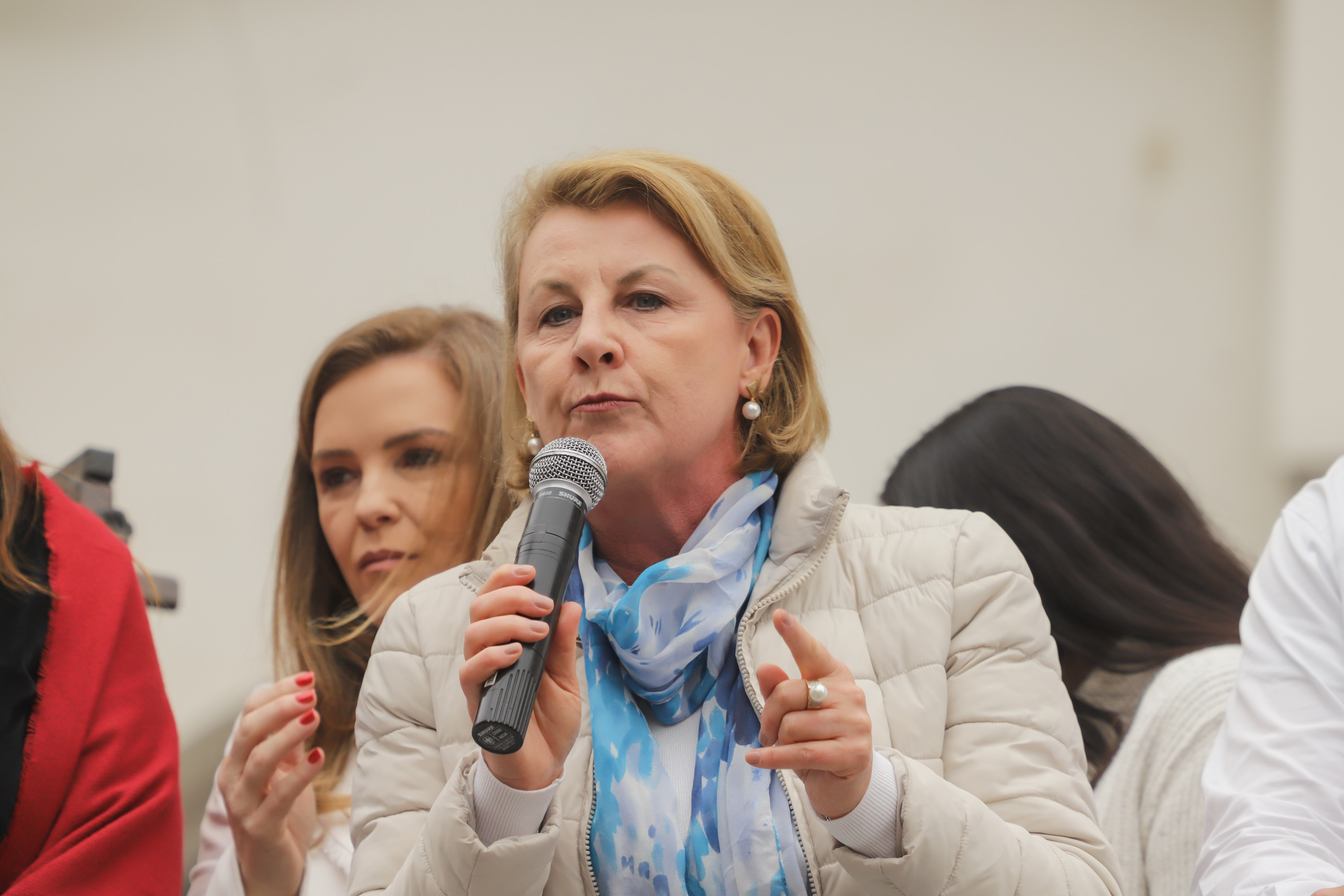 Curitiba, 22 de julho de 2023 - Dentro da programação da Campanha Paraná Unido no Combate ao Feminicídio, promovido pelo Governo do Estado, aconteceu caminhada pela Rua XV de Novembro, centro de Curitiba, com a participação da modelo Luiza Brunet.