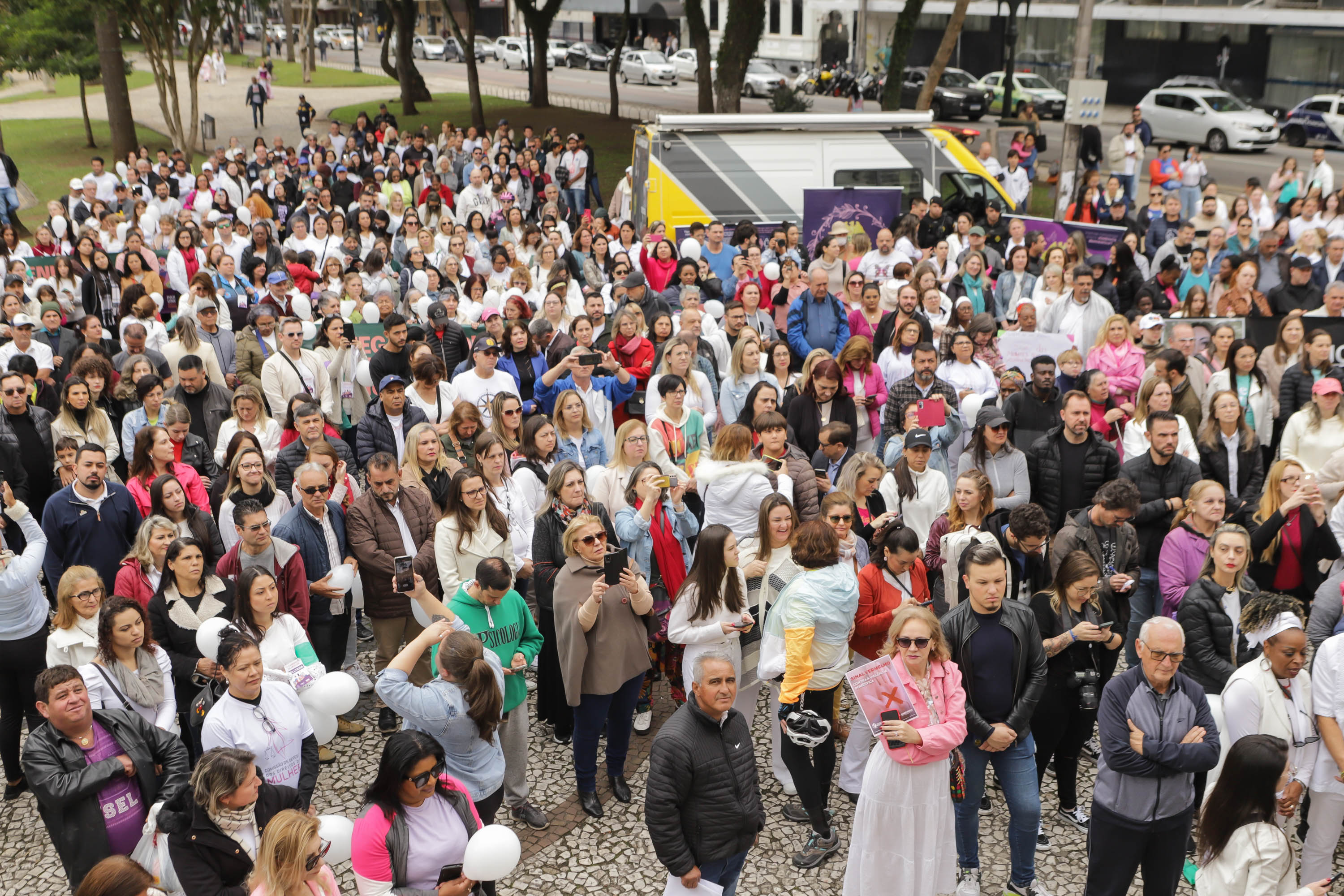 Curitiba, 22 de julho de 2023 - Dentro da programação da Campanha Paraná Unido no Combate ao Feminicídio, promovido pelo Governo do Estado, aconteceu caminhada pela Rua XV de Novembro, centro de Curitiba, com a participação da modelo Luiza Brunet.