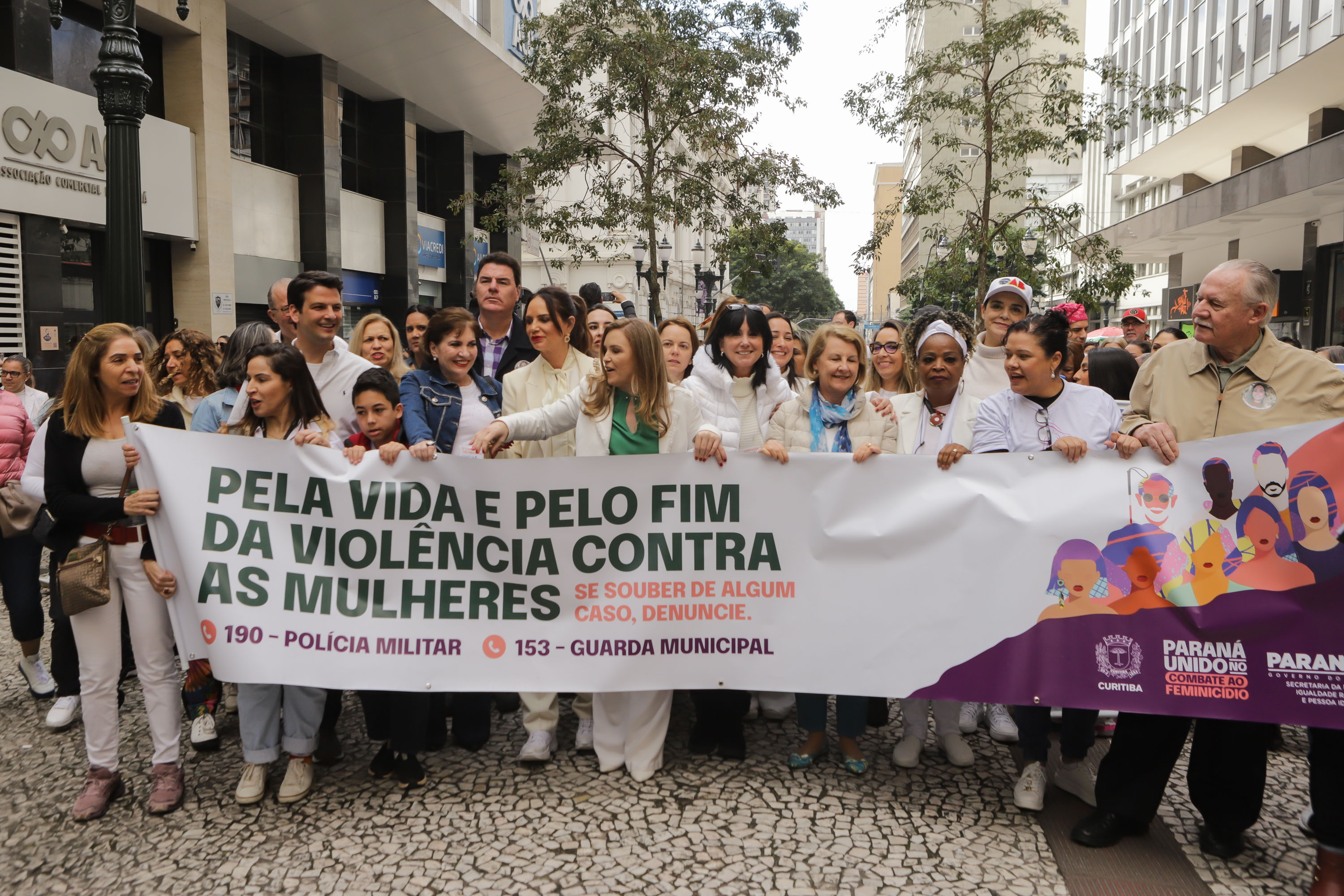 Curitiba, 22 de julho de 2023 - Dentro da programação da Campanha Paraná Unido no Combate ao Feminicídio, promovido pelo Governo do Estado, aconteceu caminhada pela Rua XV de Novembro, centro de Curitiba, com a participação da modelo Luiza Brunet.