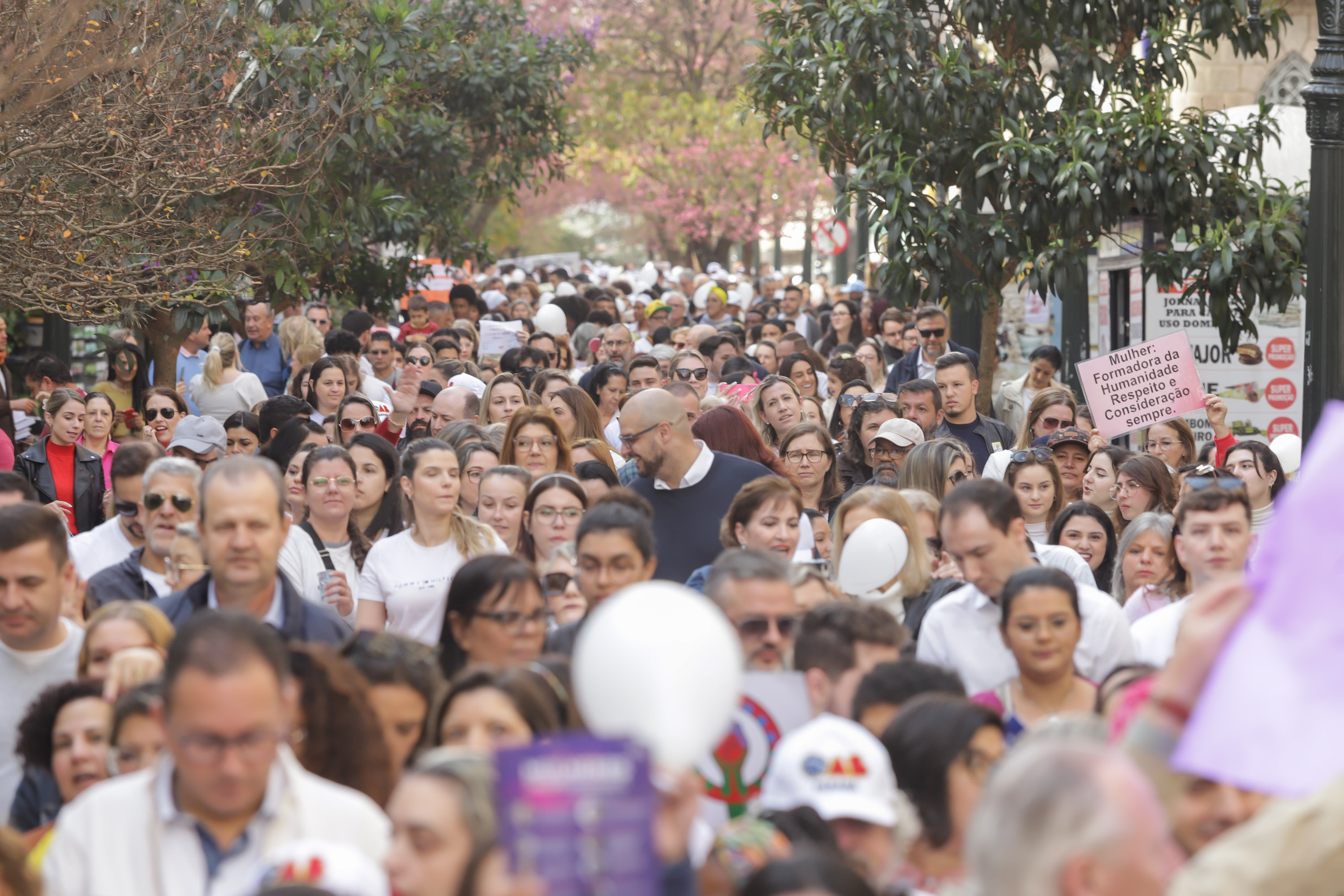 Curitiba, 22 de julho de 2023 - Dentro da programação da Campanha Paraná Unido no Combate ao Feminicídio, promovido pelo Governo do Estado, aconteceu caminhada pela Rua XV de Novembro, centro de Curitiba, com a participação da modelo Luiza Brunet.