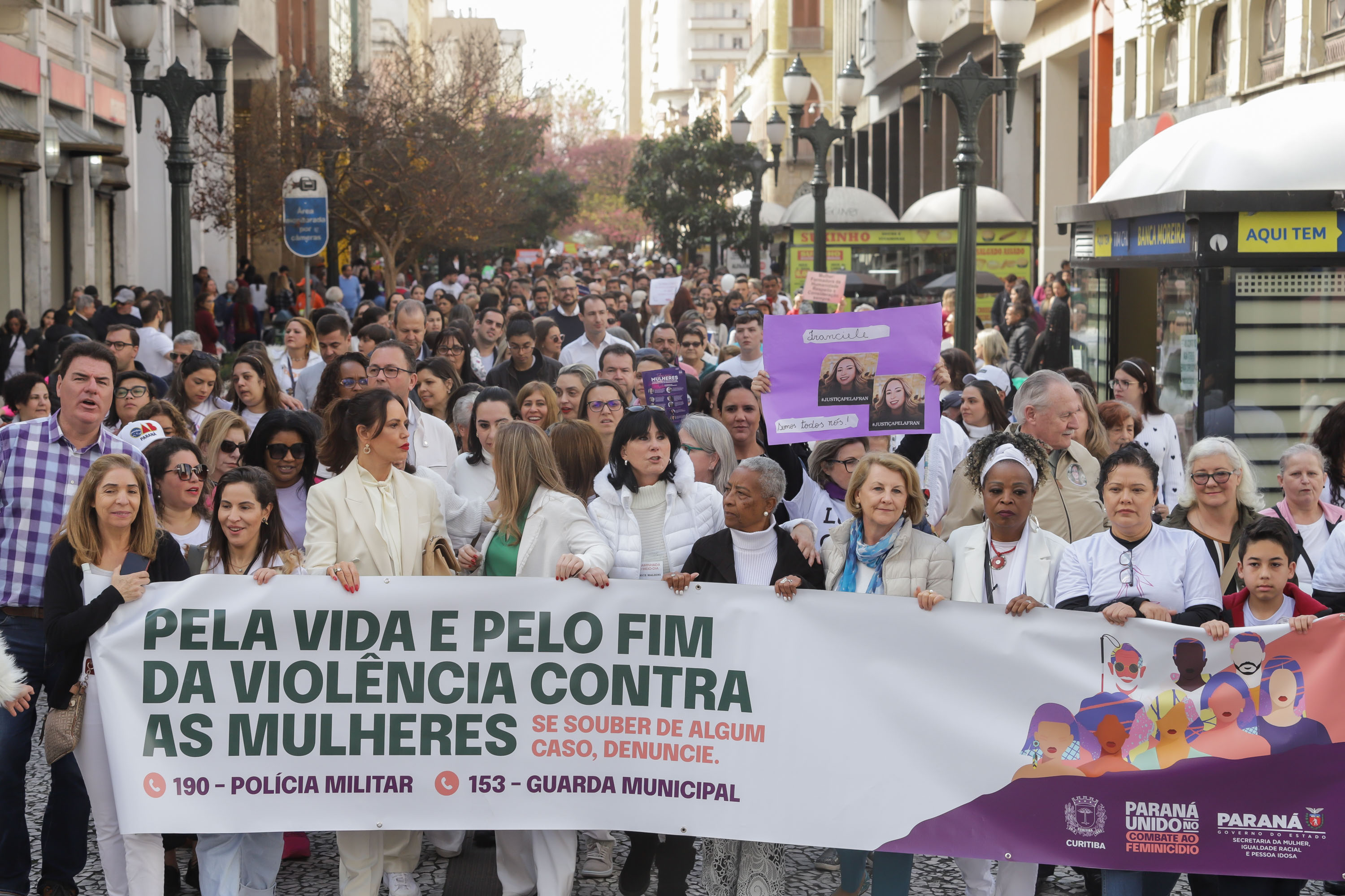 Curitiba, 22 de julho de 2023 - Dentro da programação da Campanha Paraná Unido no Combate ao Feminicídio, promovido pelo Governo do Estado, aconteceu caminhada pela Rua XV de Novembro, centro de Curitiba, com a participação da modelo Luiza Brunet.