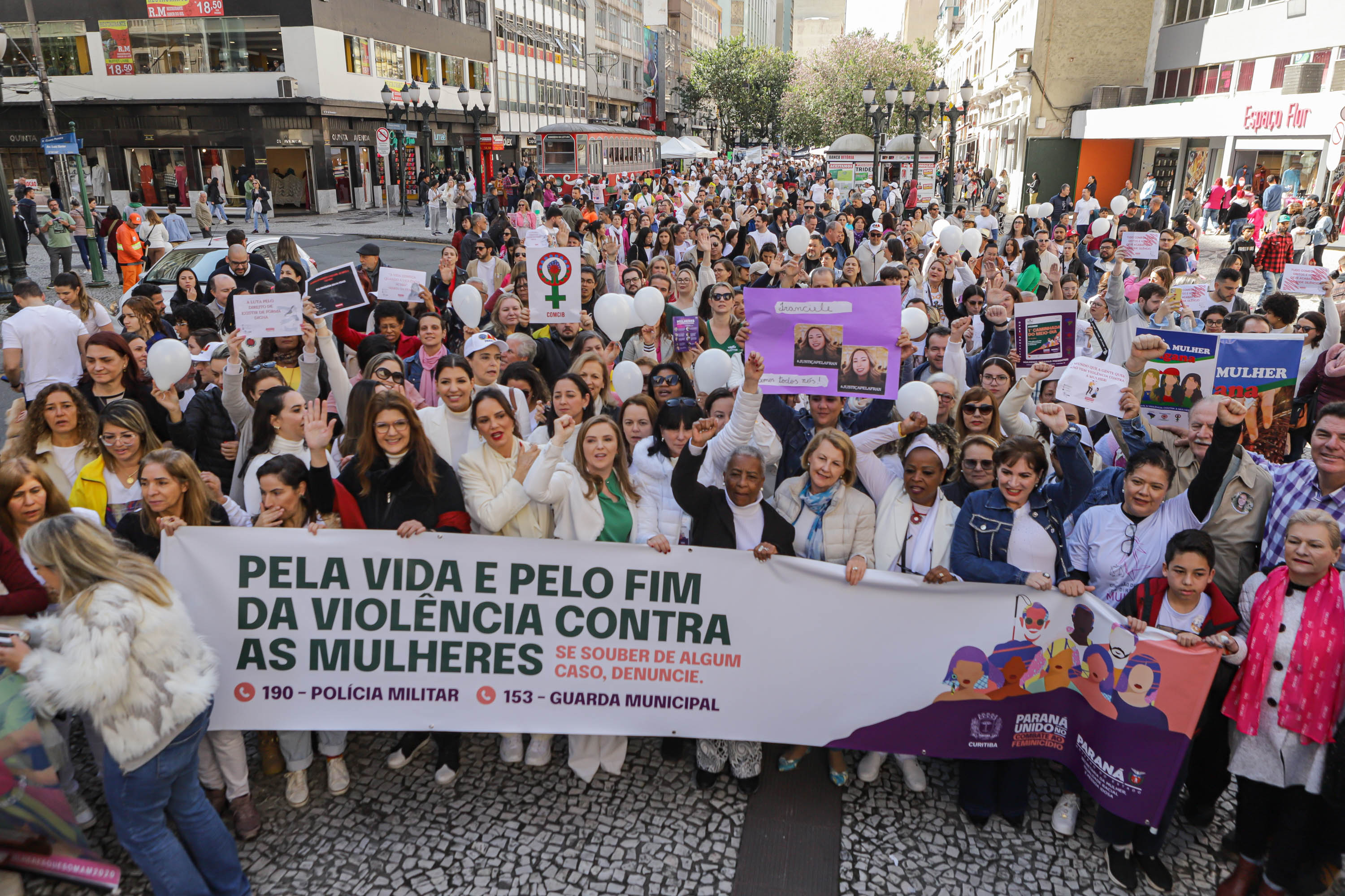 Curitiba, 22 de julho de 2023 - Dentro da programação da Campanha Paraná Unido no Combate ao Feminicídio, promovido pelo Governo do Estado, aconteceu caminhada pela Rua XV de Novembro, centro de Curitiba, com a participação da modelo Luiza Brunet.