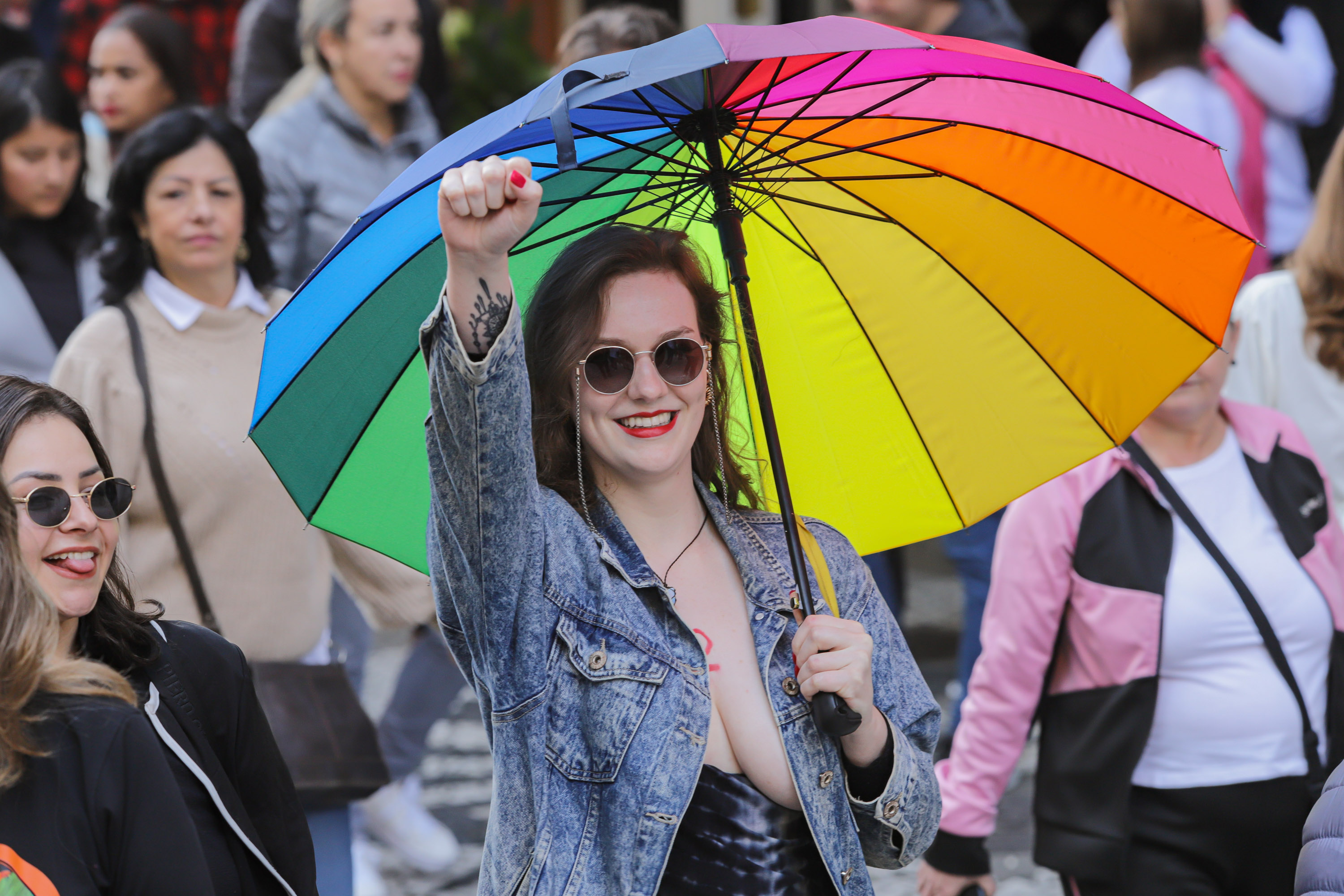 Curitiba, 22 de julho de 2023 - Dentro da programação da Campanha Paraná Unido no Combate ao Feminicídio, promovido pelo Governo do Estado, aconteceu caminhada pela Rua XV de Novembro, centro de Curitiba, com a participação da modelo Luiza Brunet.