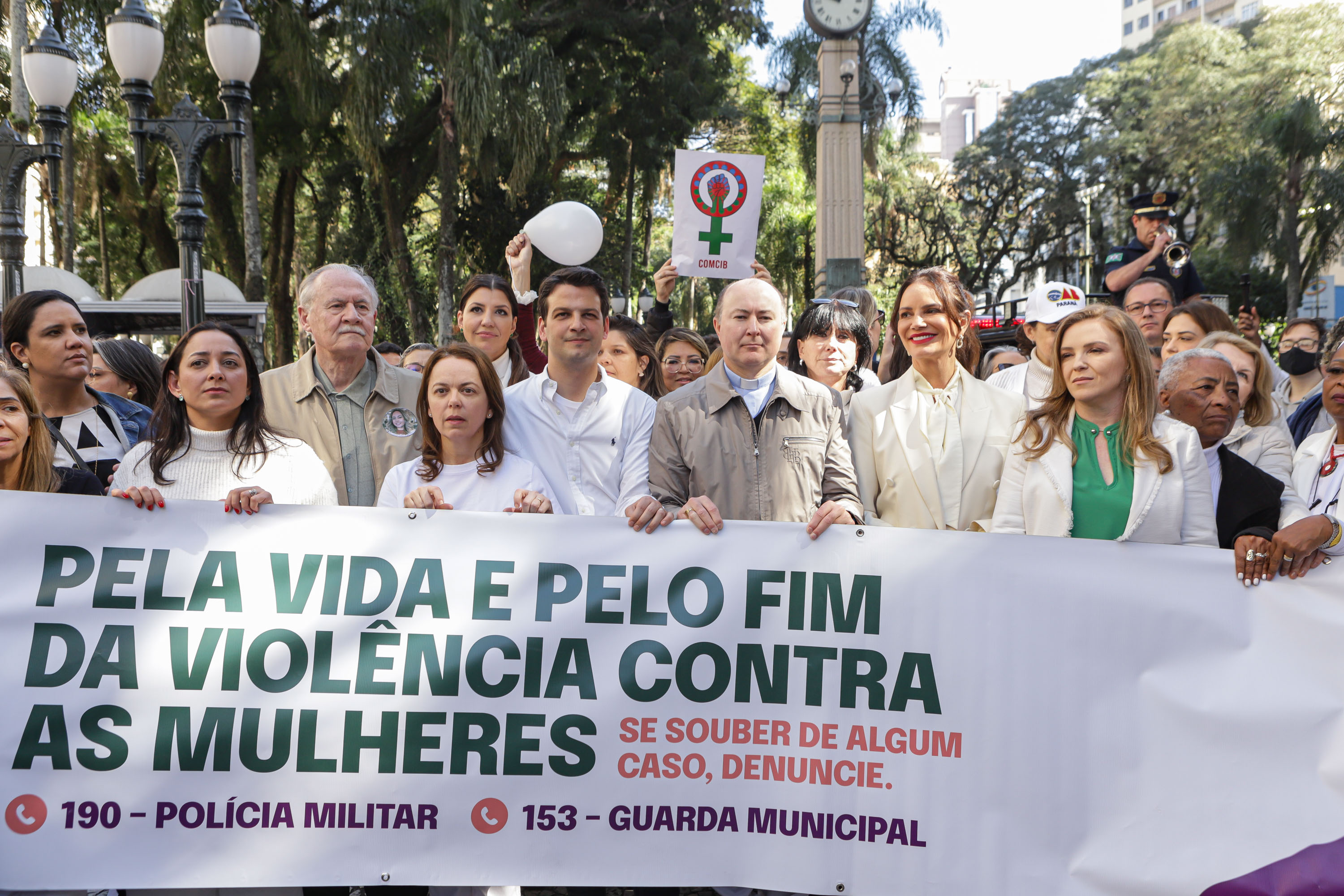 Curitiba, 22 de julho de 2023 - Dentro da programação da Campanha Paraná Unido no Combate ao Feminicídio, promovido pelo Governo do Estado, aconteceu caminhada pela Rua XV de Novembro, centro de Curitiba, com a participação da modelo Luiza Brunet.