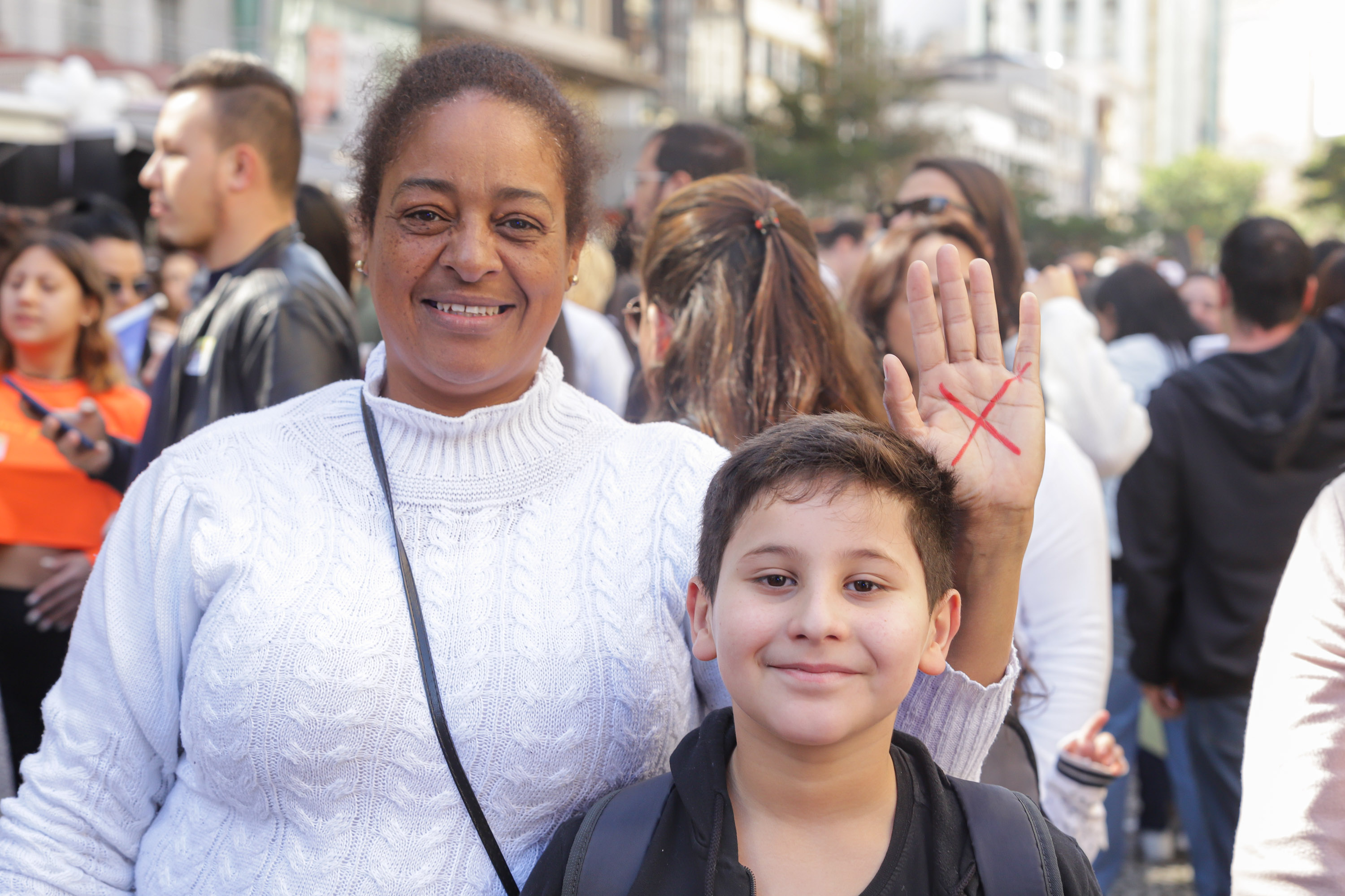 Curitiba, 22 de julho de 2023 - Dentro da programação da Campanha Paraná Unido no Combate ao Feminicídio, promovido pelo Governo do Estado, aconteceu caminhada pela Rua XV de Novembro, centro de Curitiba, com a participação da modelo Luiza Brunet.