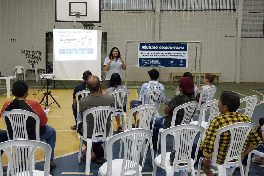 Moradores recebem orientação para interligar imóvel à rede de esgoto