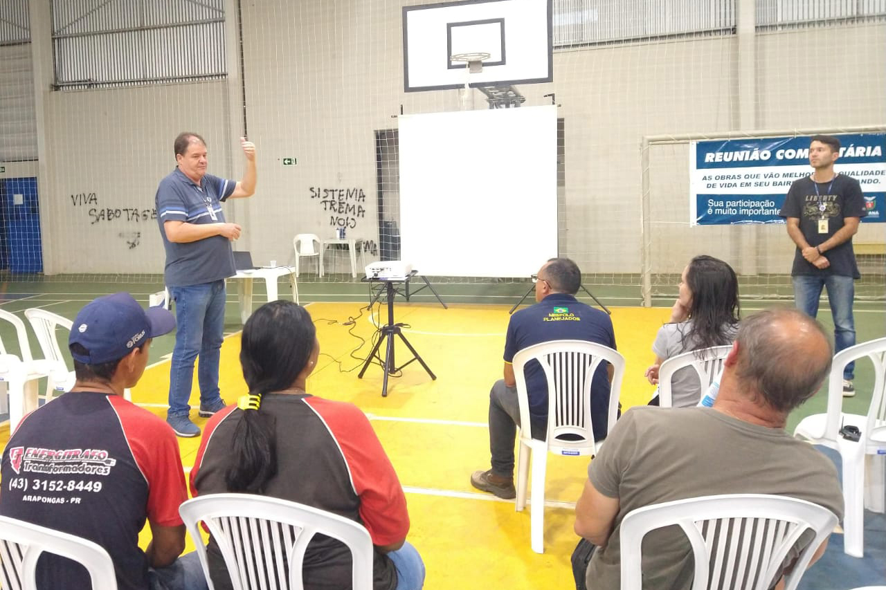 Moradores recebem orientação para interligar imóvel à rede de esgoto