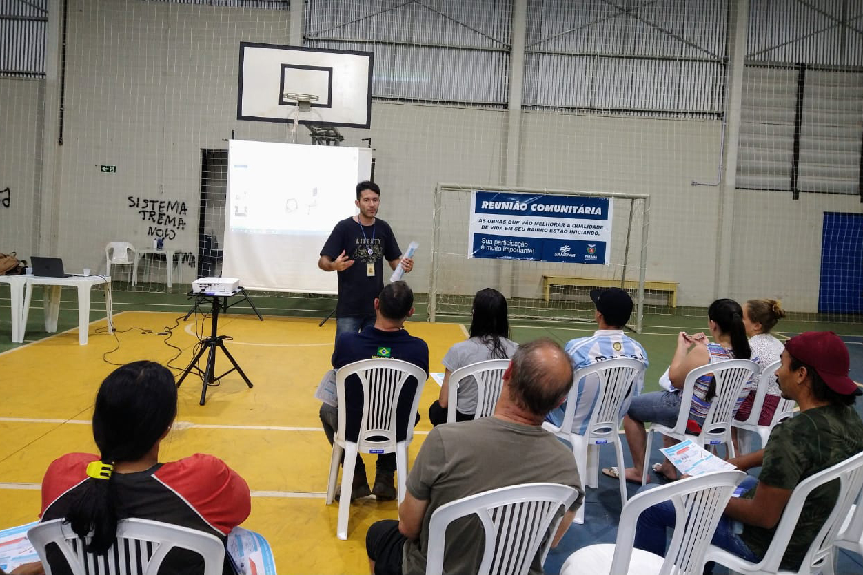 Moradores recebem orientação para interligar imóvel à rede de esgoto