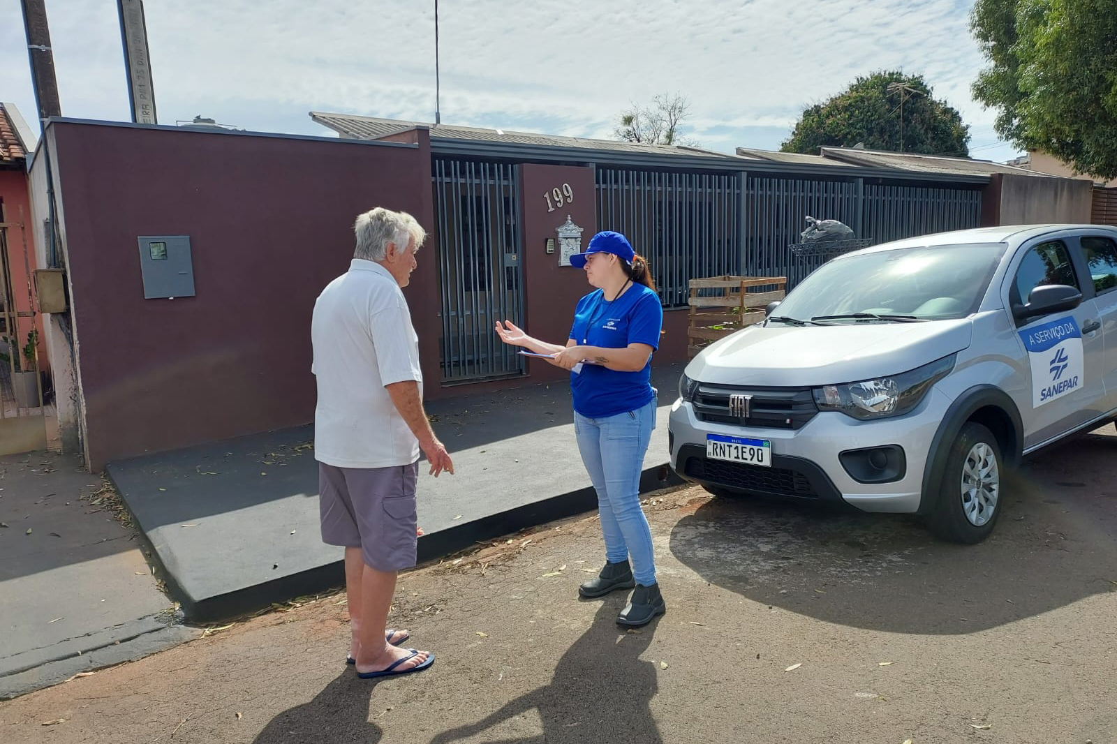 Moradores recebem orientação para interligar imóvel à rede de esgoto