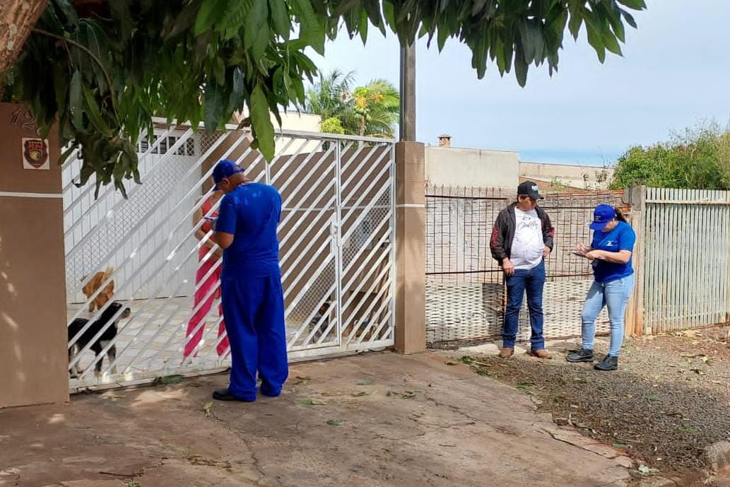 Moradores recebem orientação para interligar imóvel à rede de esgoto