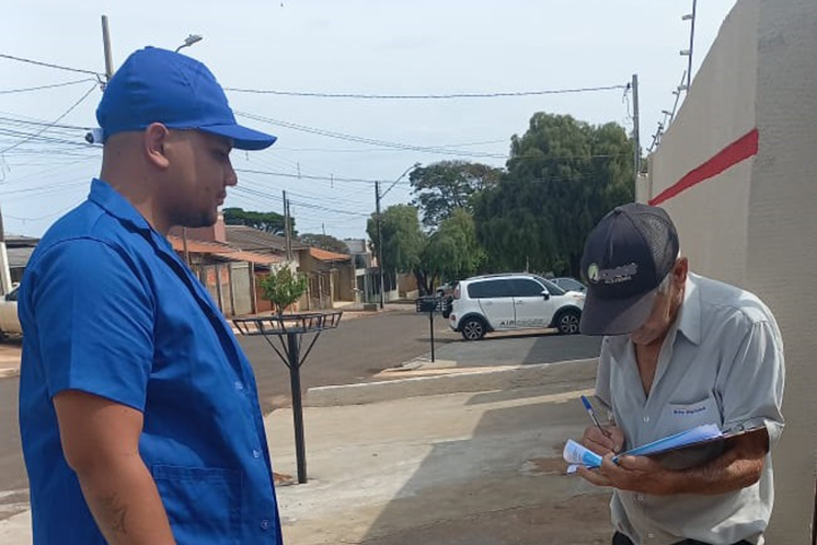 Moradores recebem orientação para interligar imóvel à rede de esgoto
