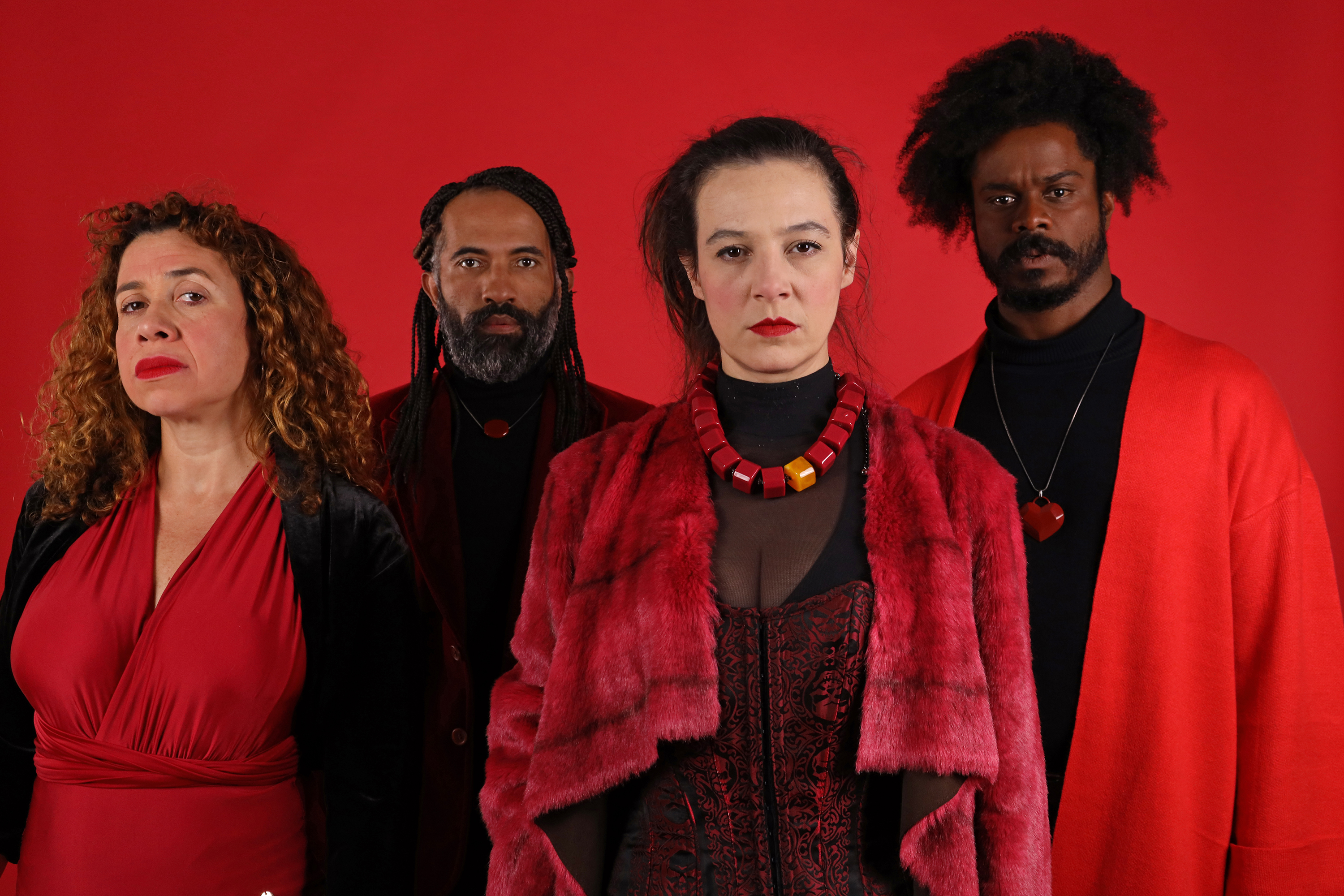 Em Libras e Português, companhia curitibana usa o teatro para pensar as línguas