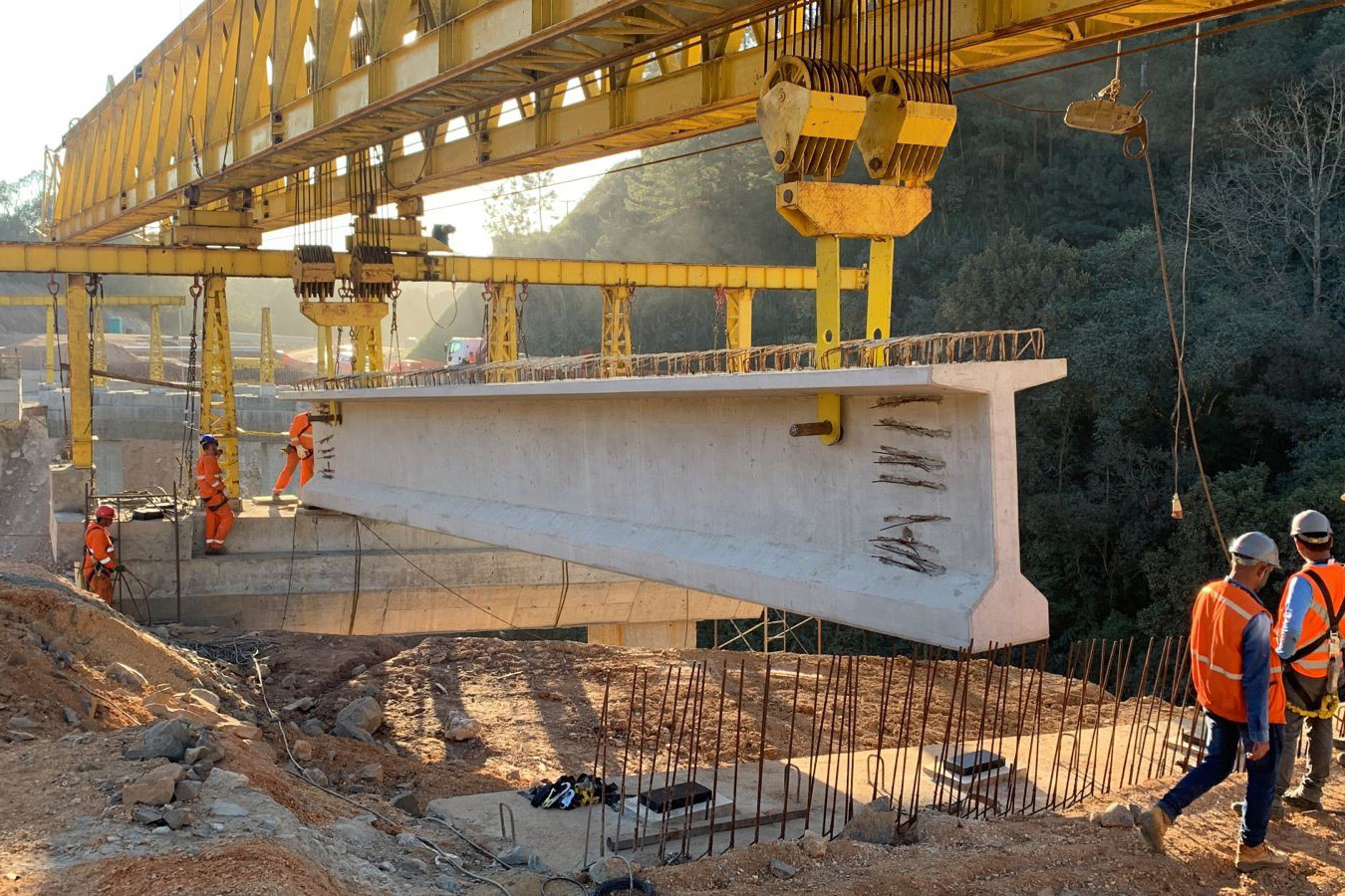 Transporte de vigas para pontes da Rodovia dos Minérios segue até o dia 22