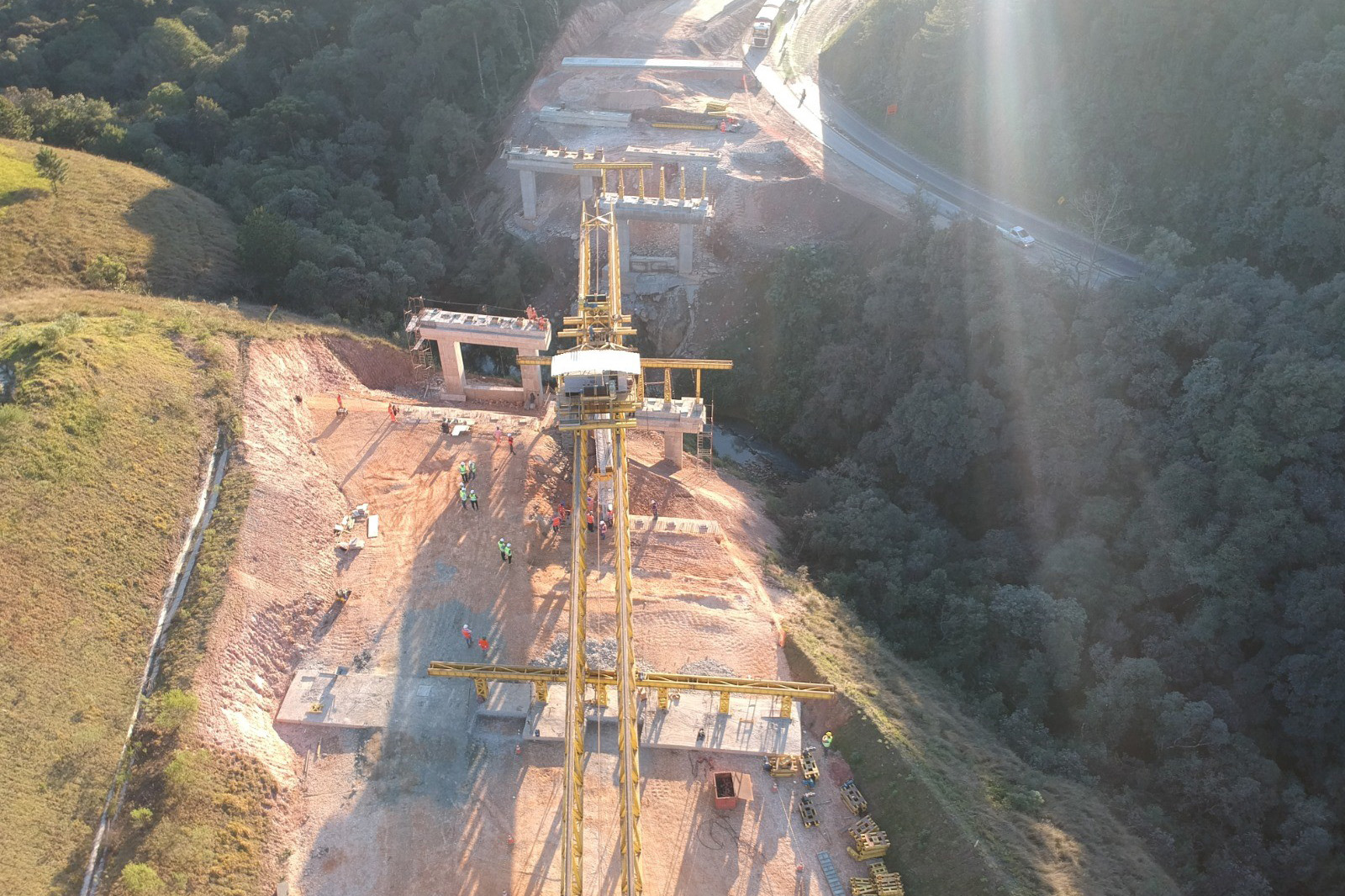 Transporte de vigas para pontes da Rodovia dos Minérios segue até o dia 22