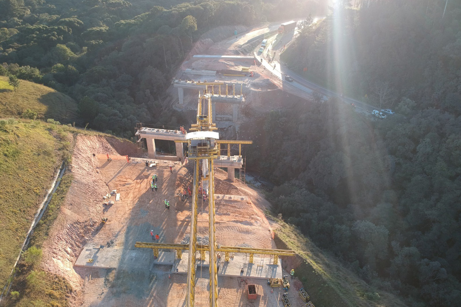 Transporte de vigas para pontes da Rodovia dos Minérios segue até o dia 22