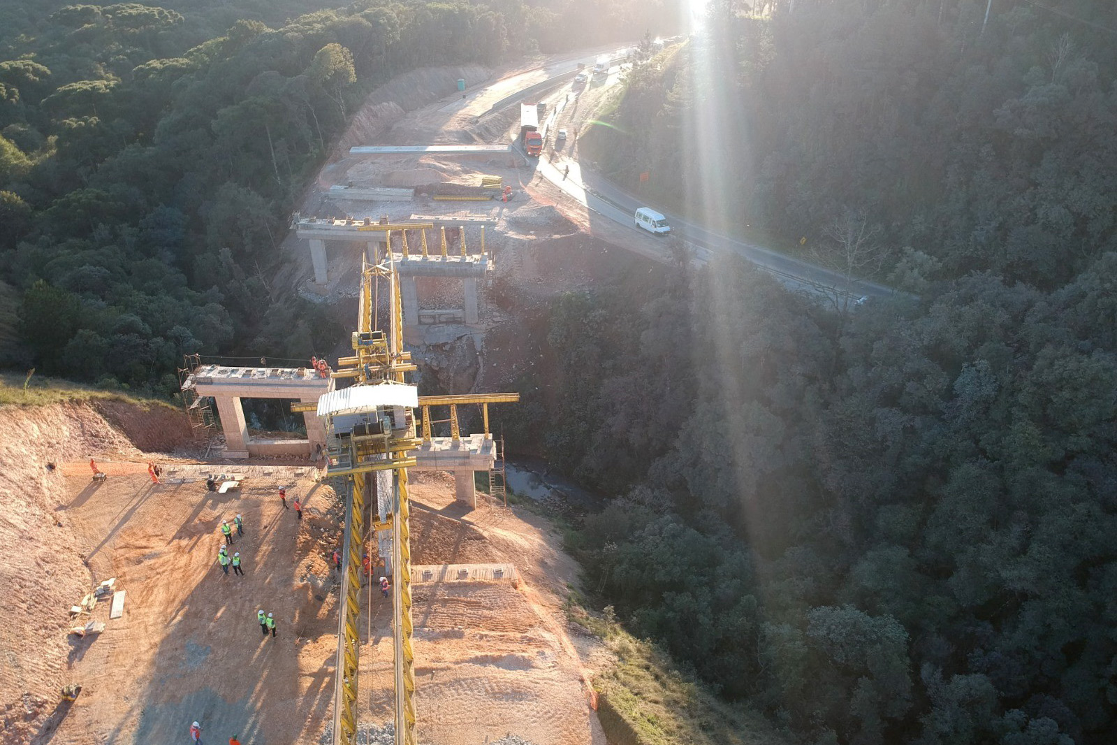 Transporte de vigas para pontes da Rodovia dos Minérios segue até o dia 22