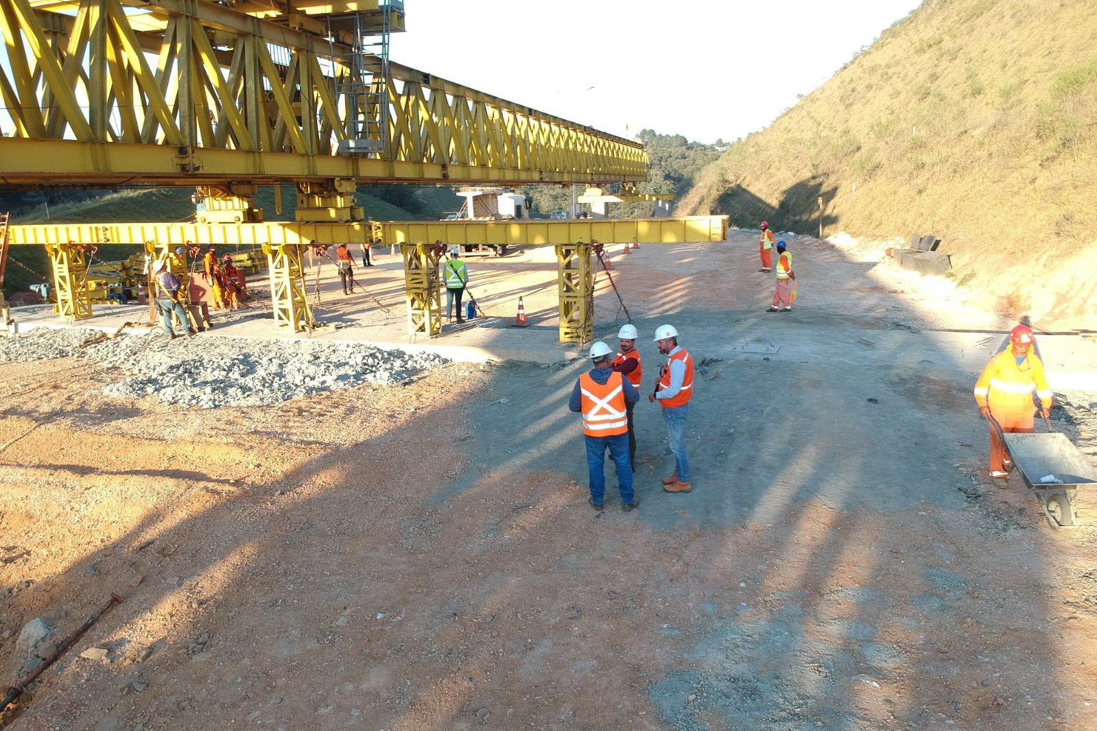 Transporte de vigas para pontes da Rodovia dos Minérios segue até o dia 22