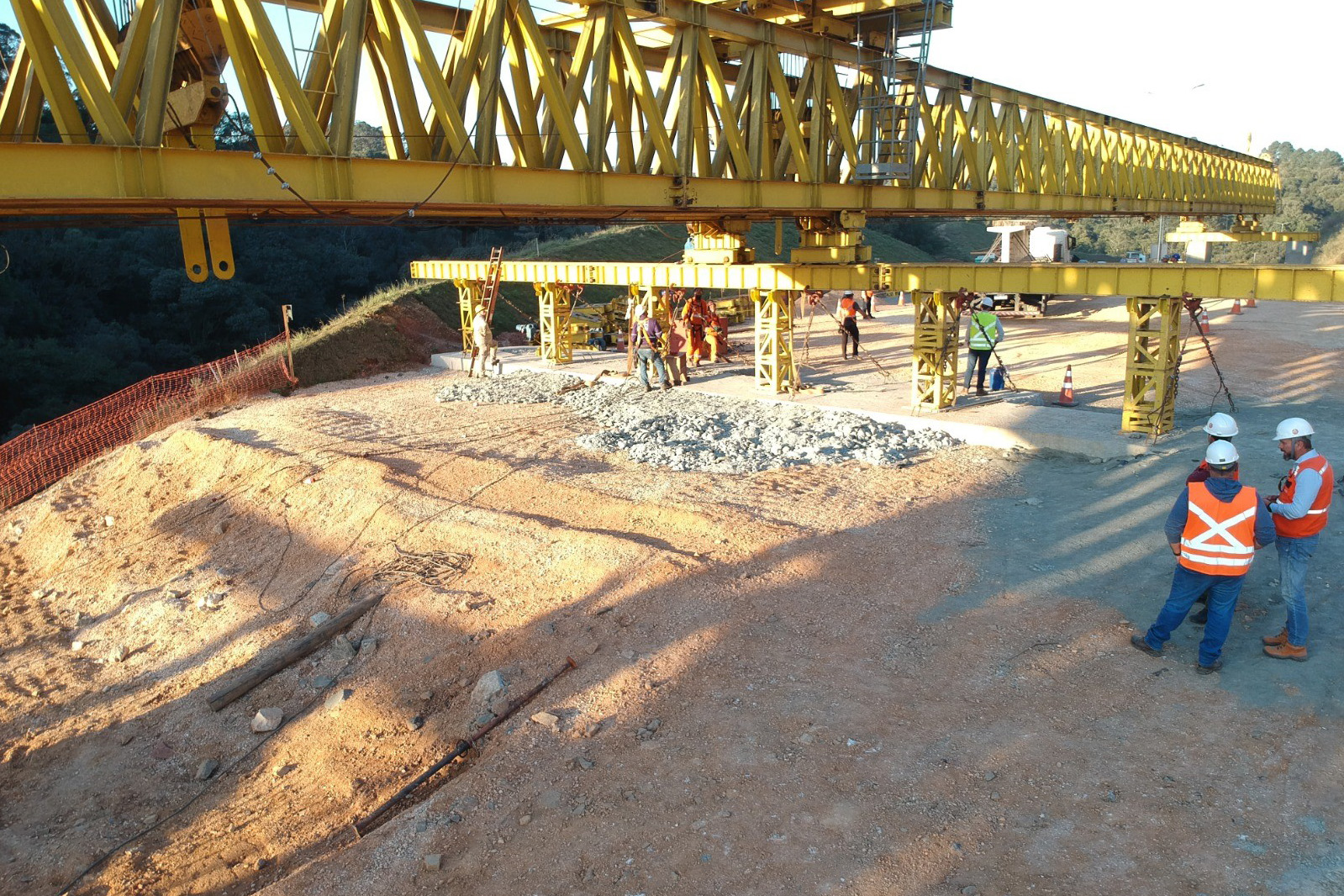 Transporte de vigas para pontes da Rodovia dos Minérios segue até o dia 22