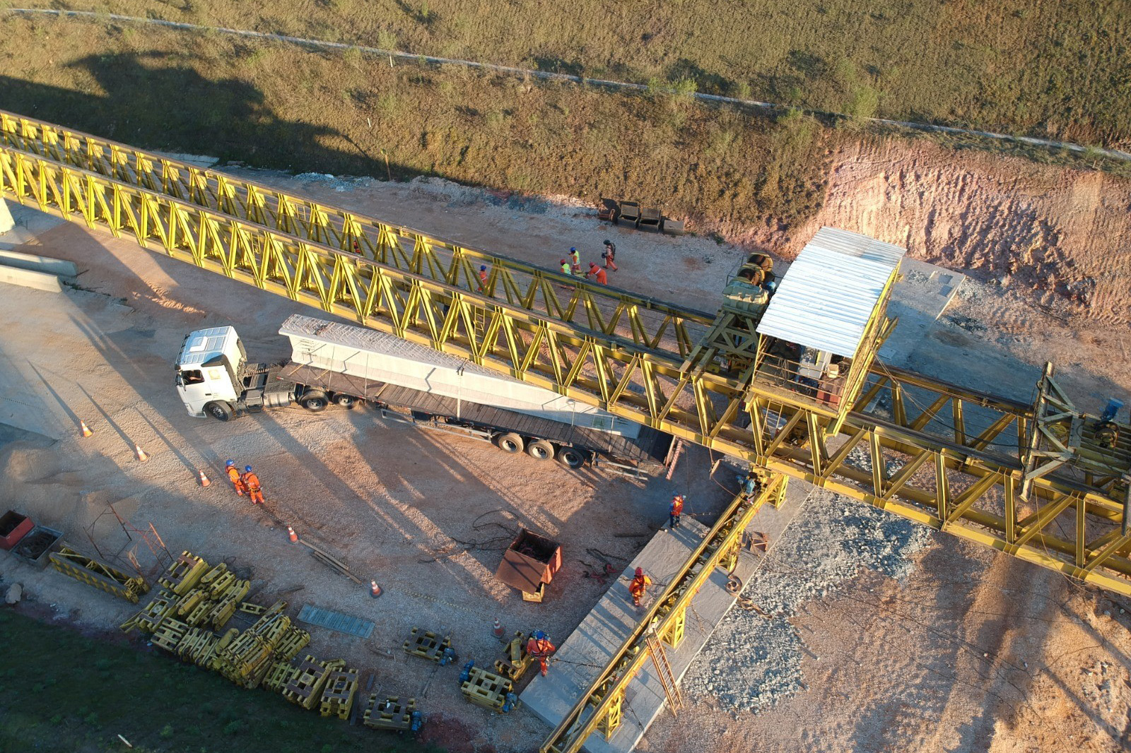 Transporte de vigas para pontes da Rodovia dos Minérios segue até o dia 22