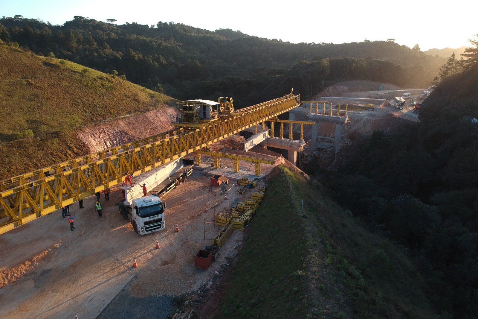 Transporte de vigas para pontes da Rodovia dos Minérios segue até o dia 22