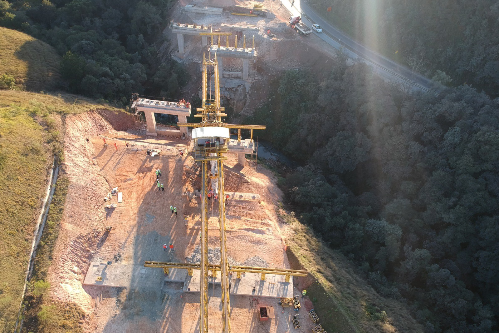 Transporte de vigas para pontes da Rodovia dos Minérios segue até o dia 22