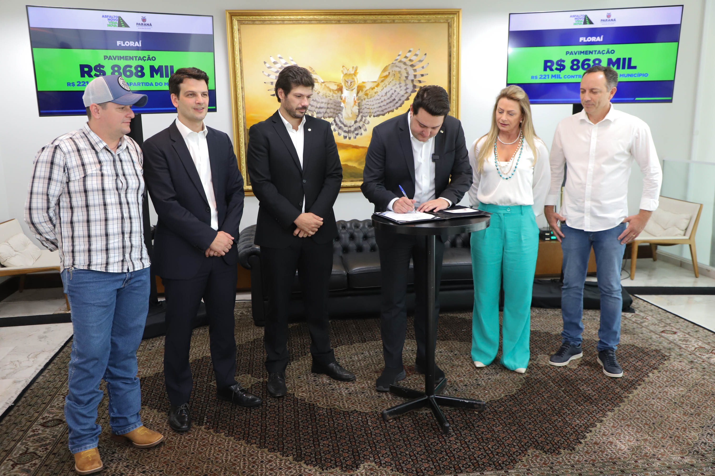 Mais R$ 34,1 milhões foram liberados pelo Governo do Estado para oito municípios pelo programa Asfalto Novo, Vida Nova.  As autorizações para os repasses foram assinadas pelo governador Carlos Massa Ratinho Junior. Na foto, repasse para a prefeitura de Floraí.